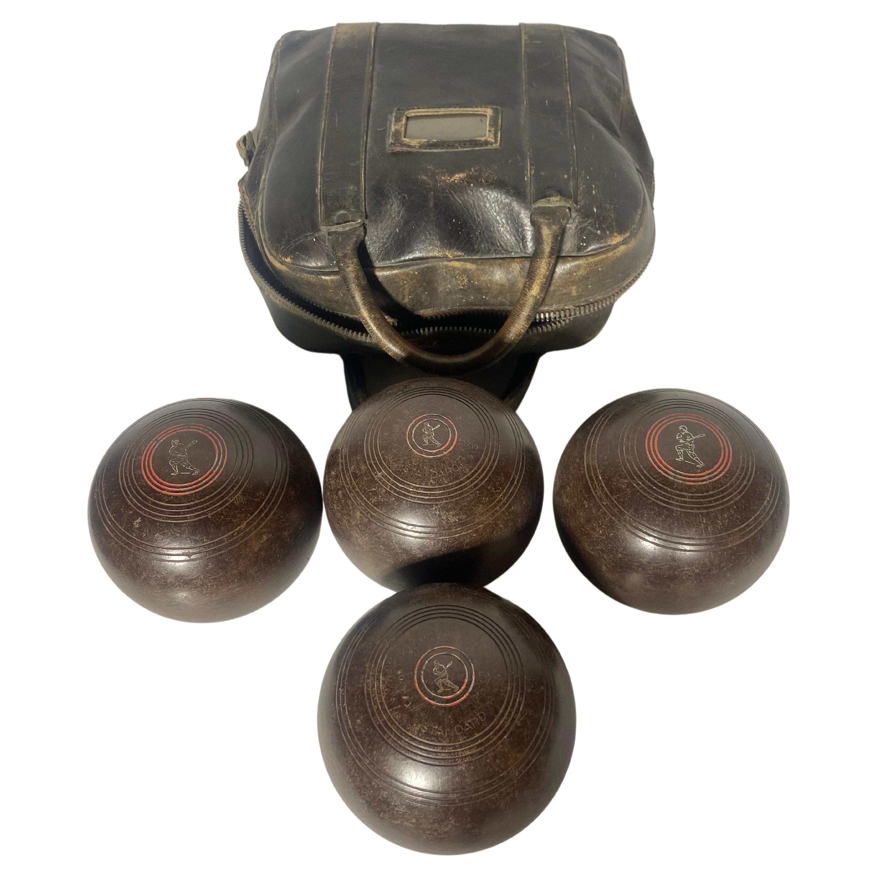 Industriel Années 1930/40 W.D. Hensell & Sons Bocci (Lawn) Balls avec sac en cuir d'origine en vente