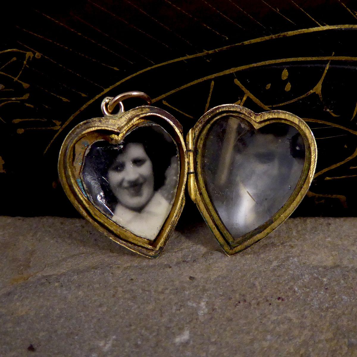 1930's 9ct Rose Gold Heart Detailed Locket with Original Pictures In Good Condition In Yorkshire, West Yorkshire
