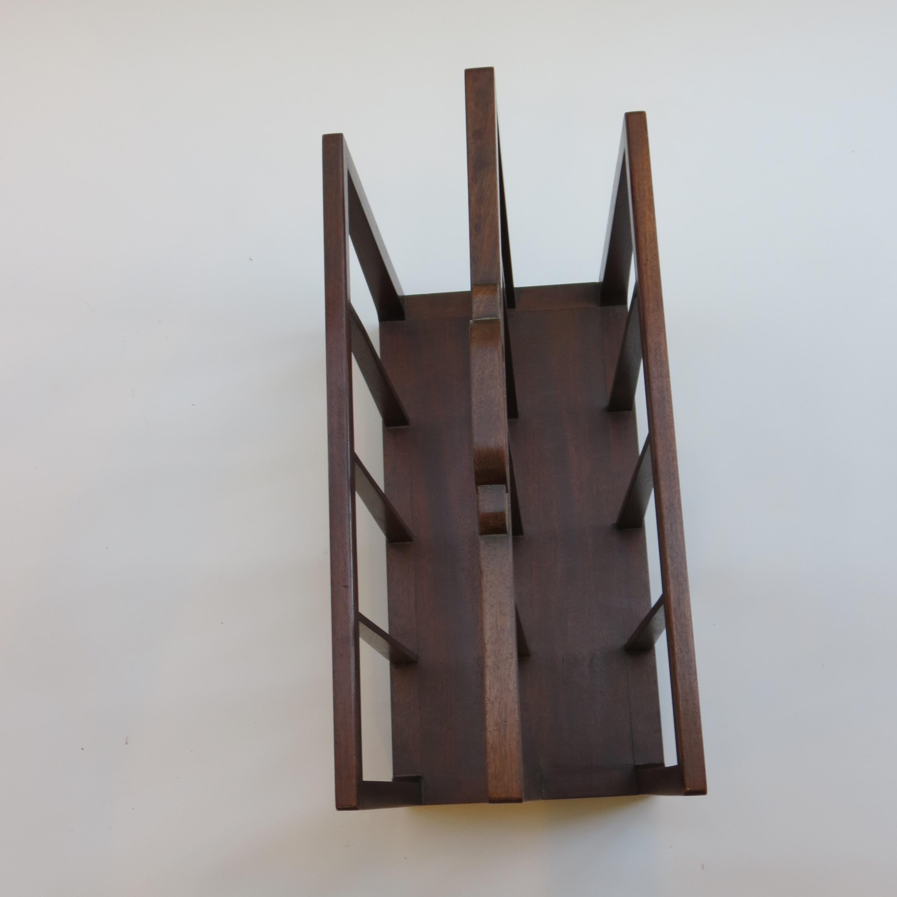 Bois Porte-revues moderniste en afrormosia des années 1930 en vente
