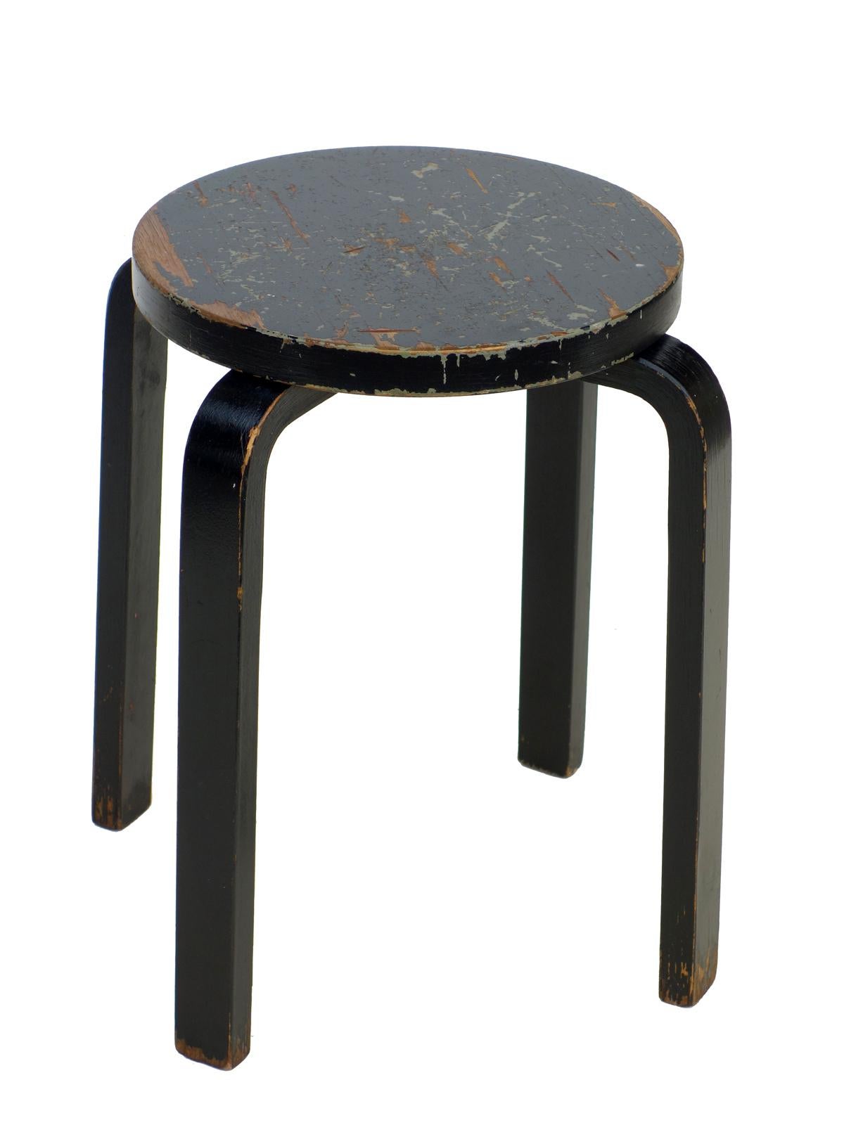 Bouleau massif cintré
Première édition 1934

Original des années 1930, pas de restauration
Très bon état vintage.

Le tabouret à quatre pieds E60 d'Alvar Aalto est le meuble le plus élémentaire qui soit. Il peut servir à la fois de siège, de