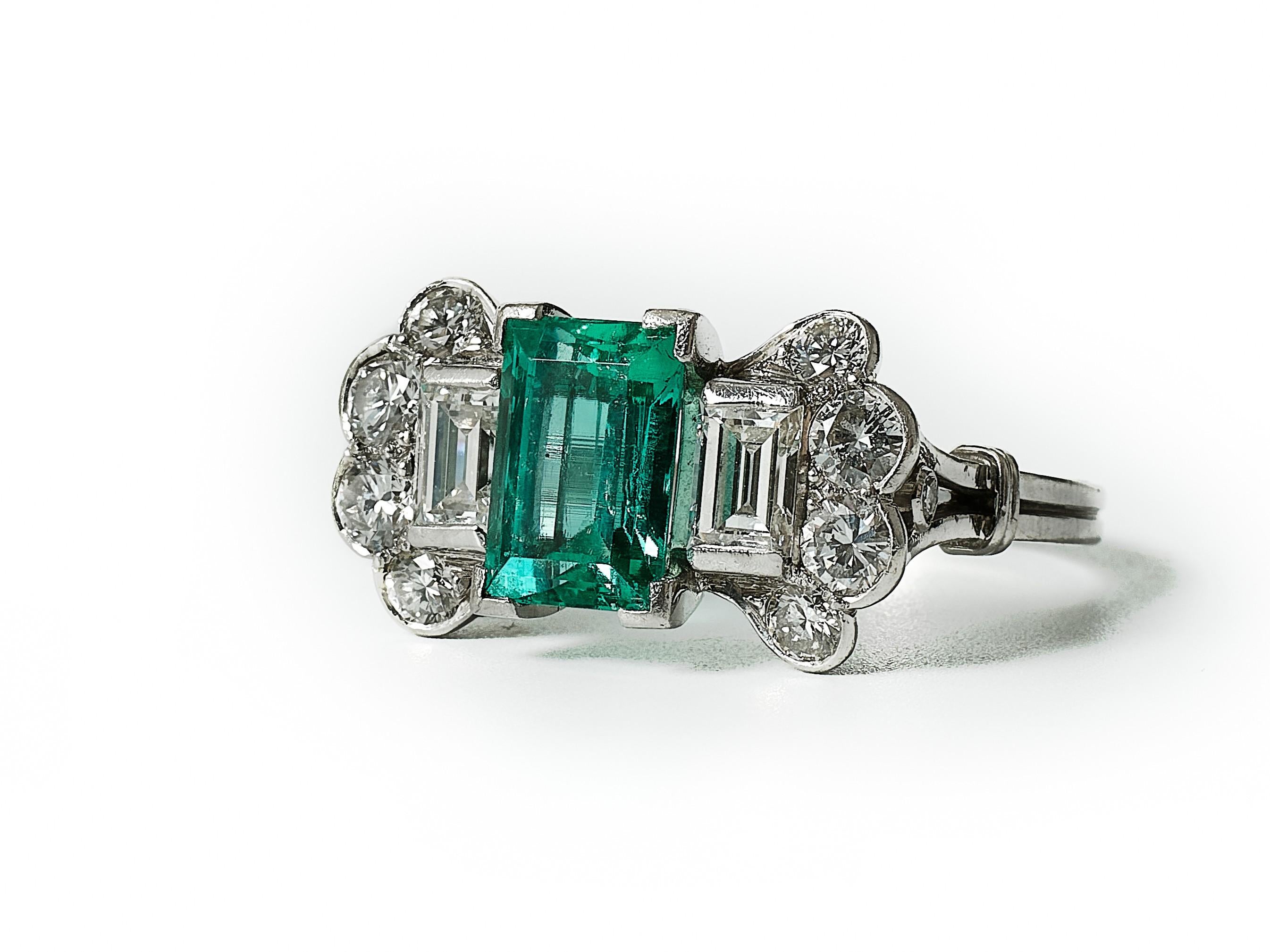 Ravishing!

A gorgeous American platinum, 2 ct emerald and diamond Art Déco ring.

The ring is designed as a stylised bow set with a rectangular richly saturated colombian emerald of approx. 2.01 ct (approx. 8.9 x 6.15 x 4.55 mm), framed by two
