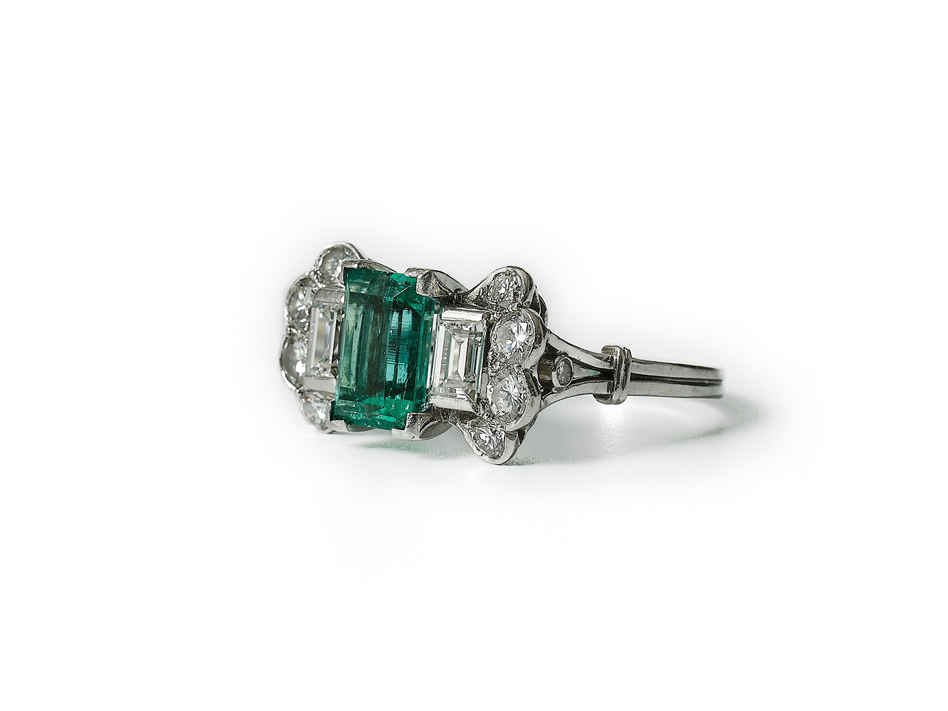 1930s American 2 ct. emerald and diamond platinum Art Déco ring. In Excellent Condition For Sale In Malmö, Skåne län
