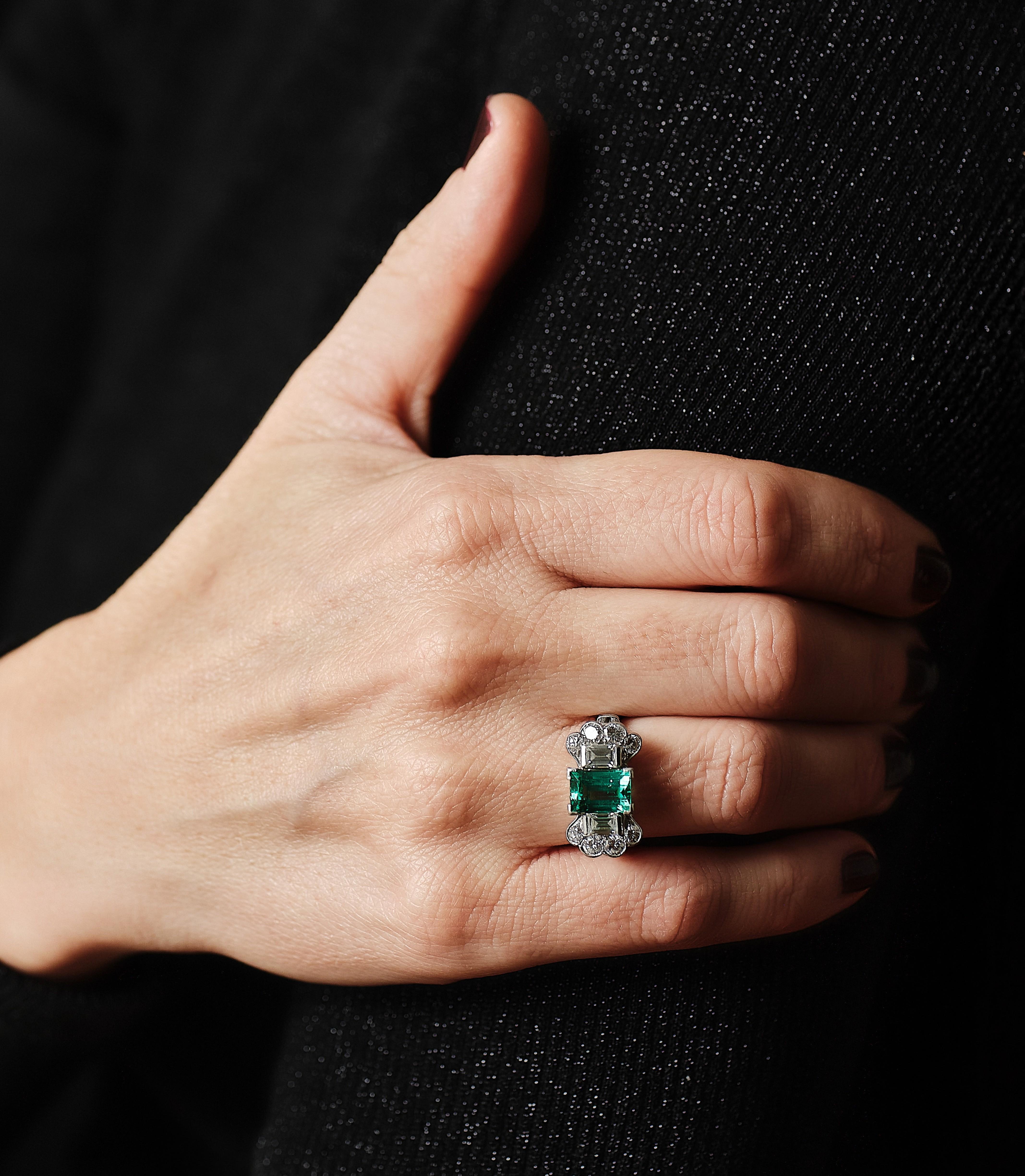Women's 1930s American 2 ct. emerald and diamond platinum Art Déco ring. For Sale