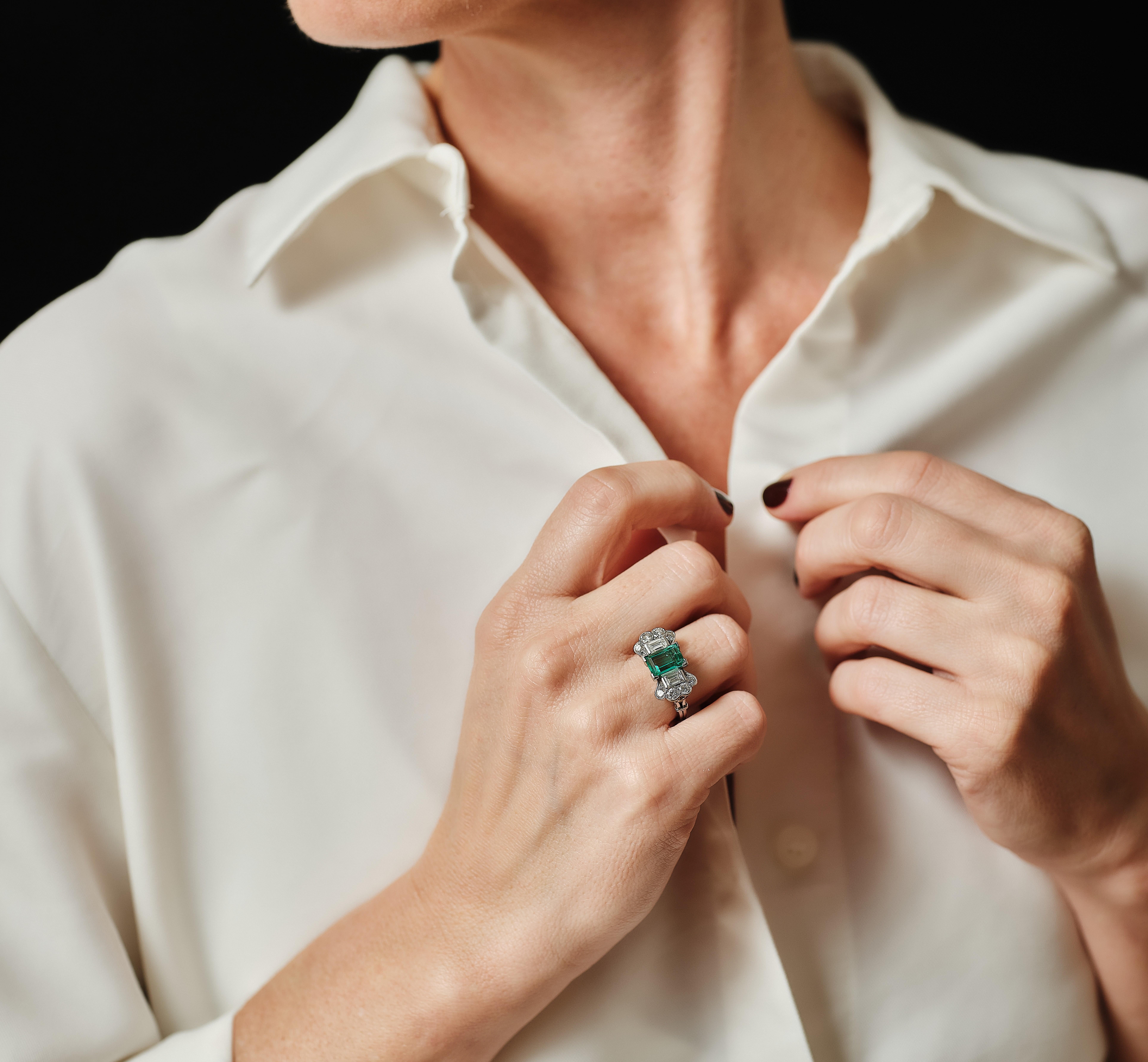 1930s American 2 ct. emerald and diamond platinum Art Déco ring. For Sale 2