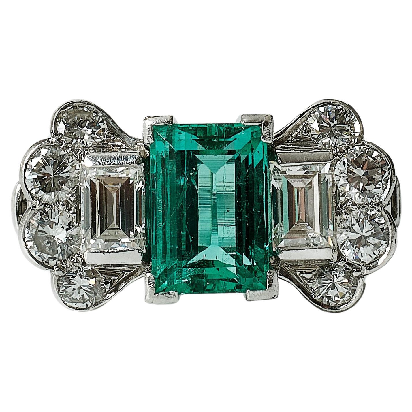 Amerikanischer Art-Déco-Ring mit 2 Karat Smaragd und Diamant aus Platin aus den 1930er Jahren.