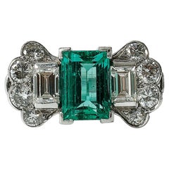 Anillo Art Déco americano de platino de 2 quilates de esmeraldas y diamantes de los años 30.