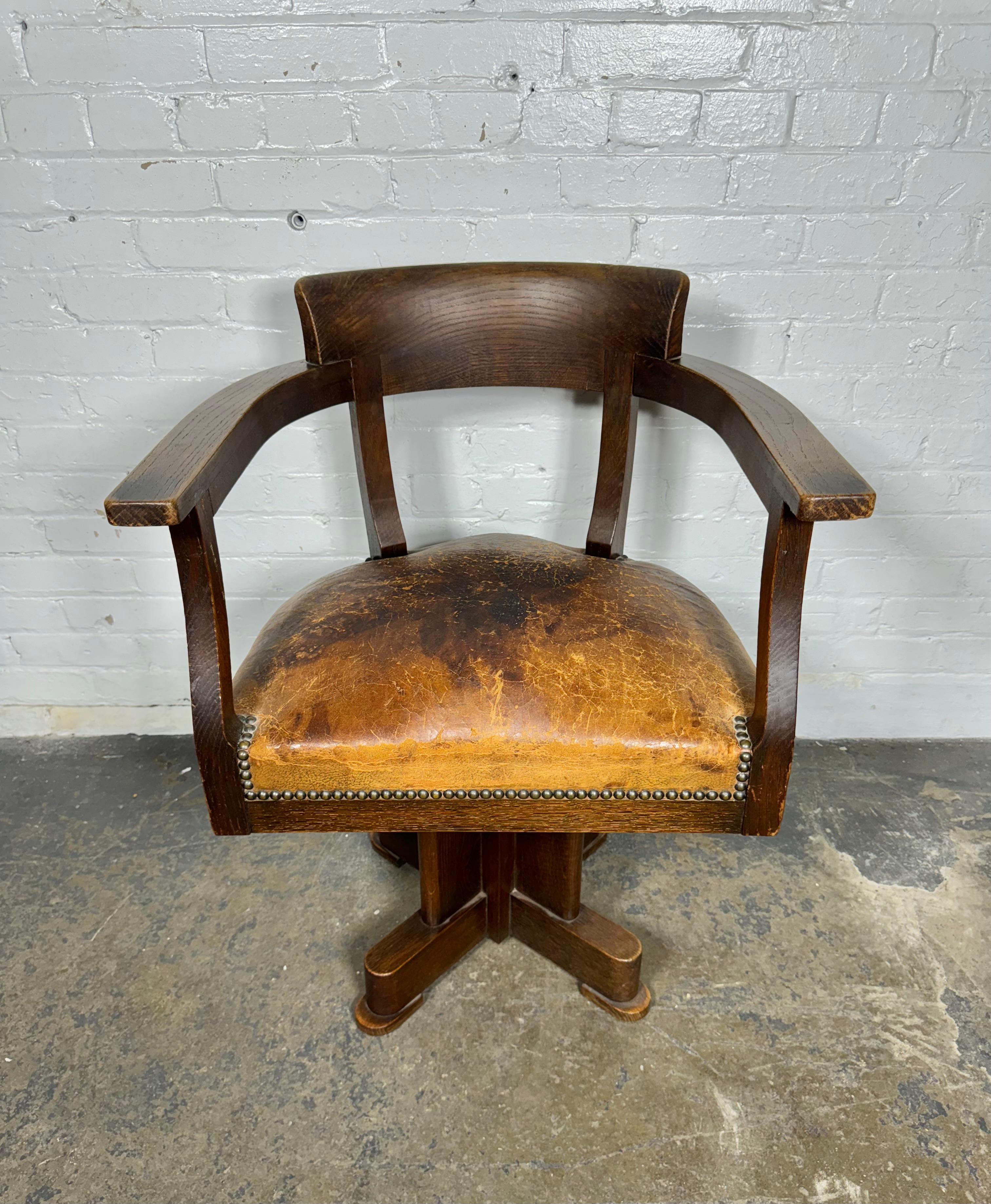 1930's American Art Deco Oak and Leather swivel desk chair / F.L.W. inspired In Good Condition For Sale In Buffalo, NY
