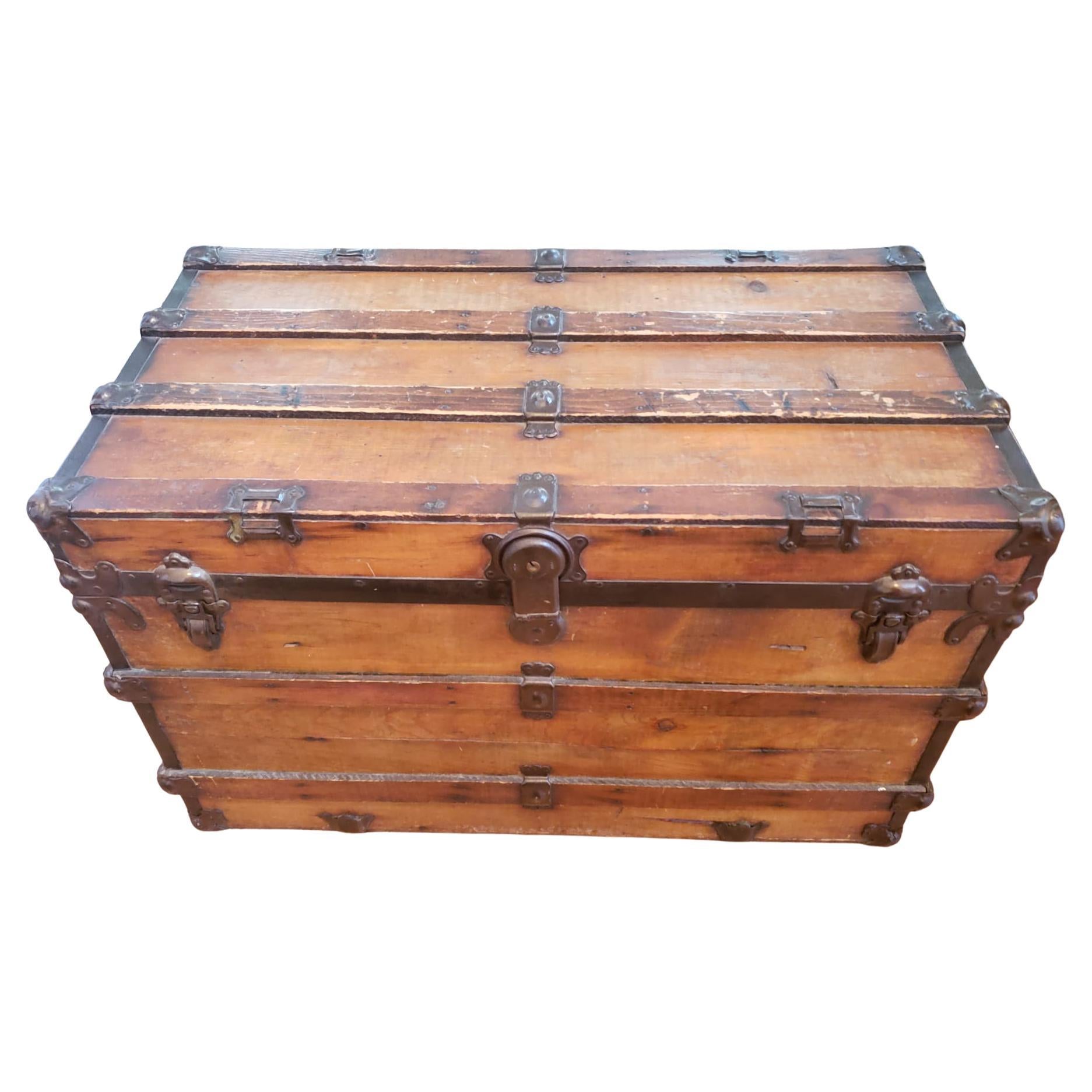 1930s American Classical trunk. Good vintage condition. Leather handles functional and in great shape. Lock not functional. Wear consistent with age and use. Lock not functuinal
Measures 36