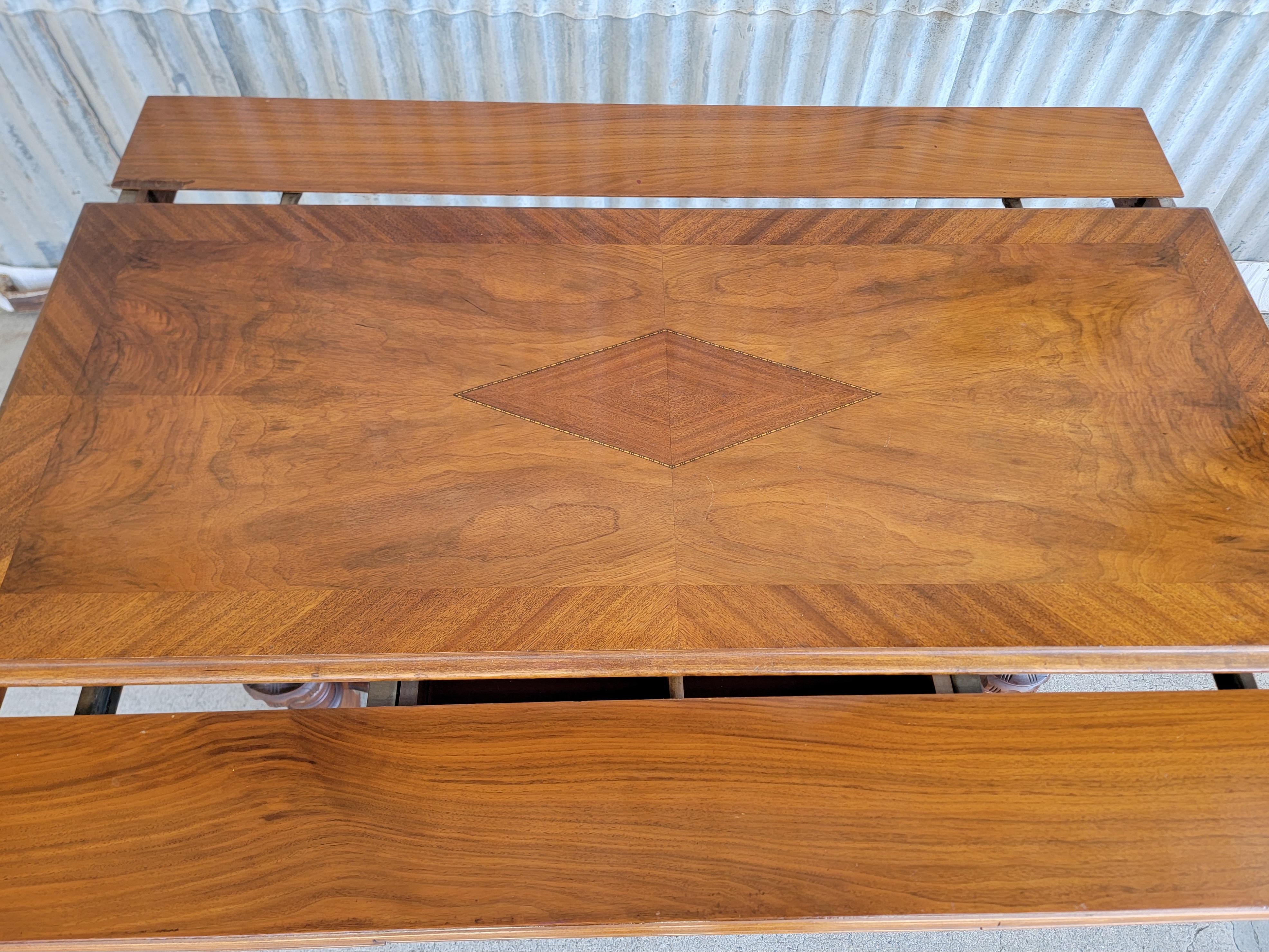 Außergewöhnliches Design und bemerkenswerte Funktion für diese amerikanische Konsole / Refektorium / Sofa / Esstisch aus den 1930er Jahren, alles in einem! Ein Konsolentisch aus Nussbaumholz mit Intarsien aus Rauten, der durch zwei ausziehbare