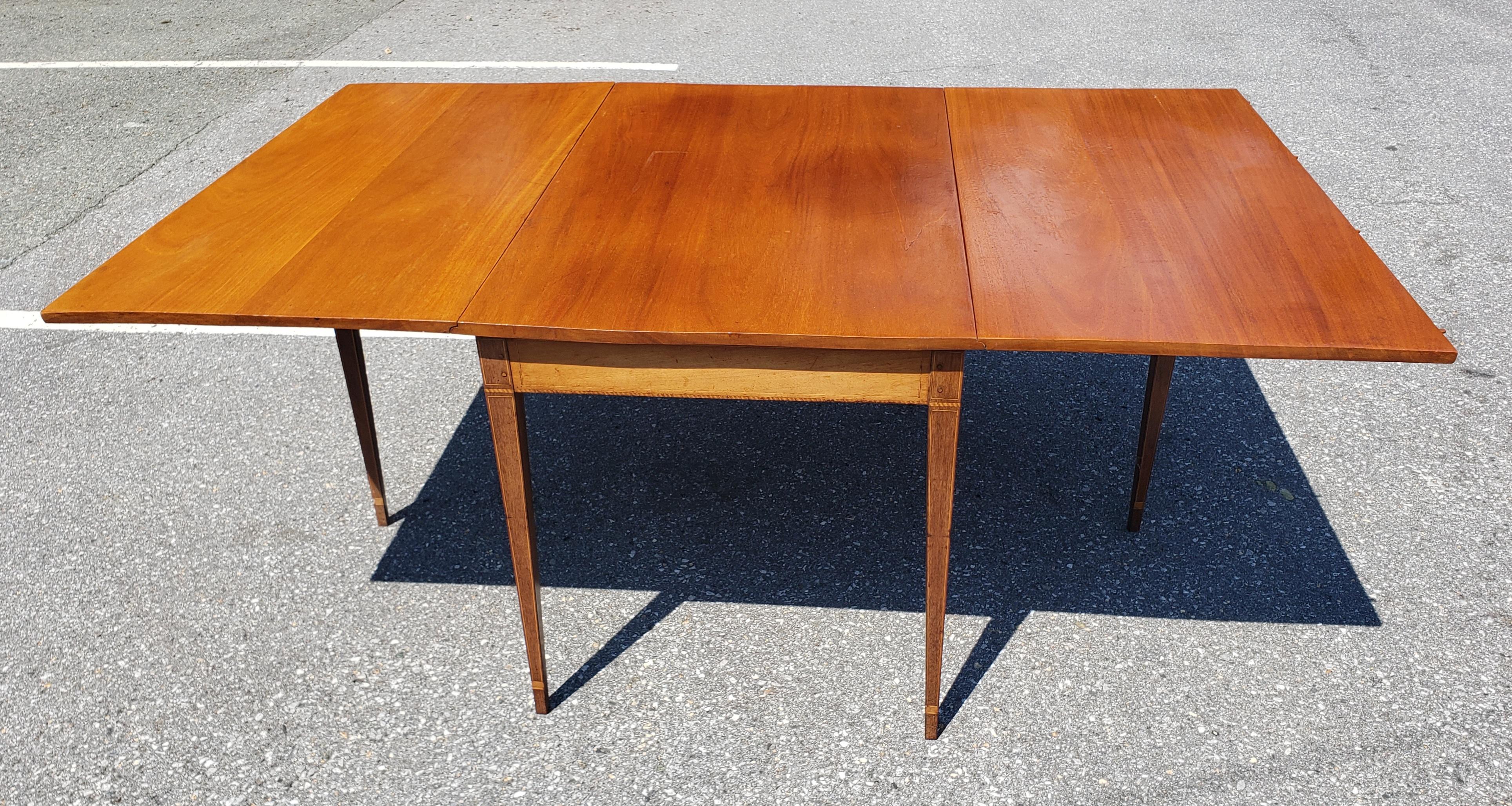 1930s American Federal Mahogany And Satinwood Inlay Drop-Leaf Dining Table In Good Condition For Sale In Germantown, MD