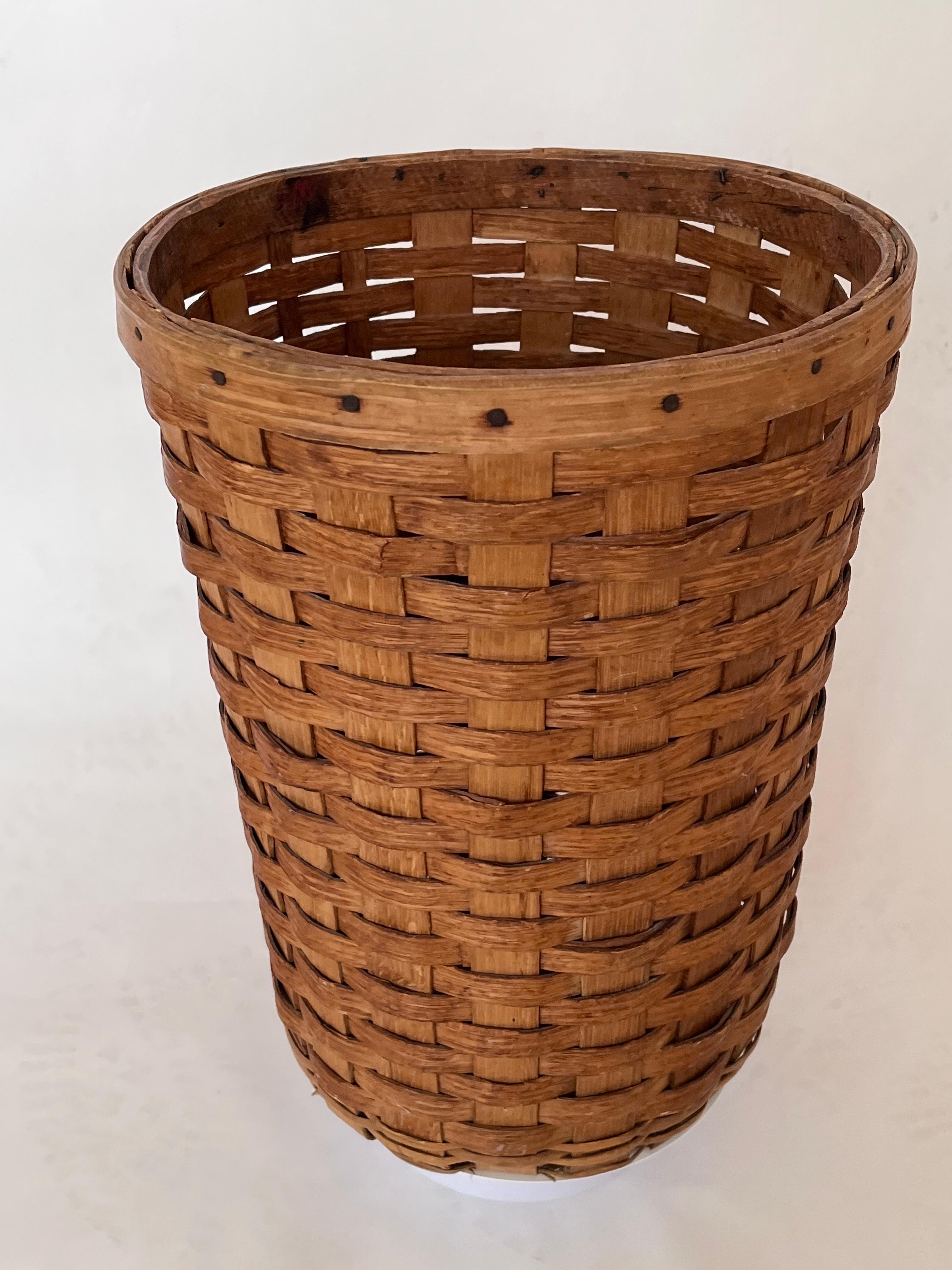Ce charmant grand panier de marché tissé à la main dans les années 1930 est un bel exemple de l'artisanat du début du XXe siècle. Tissé à partir d'éclisses naturelles et encadré par une structure en bois courbé ferme, le panier a développé une