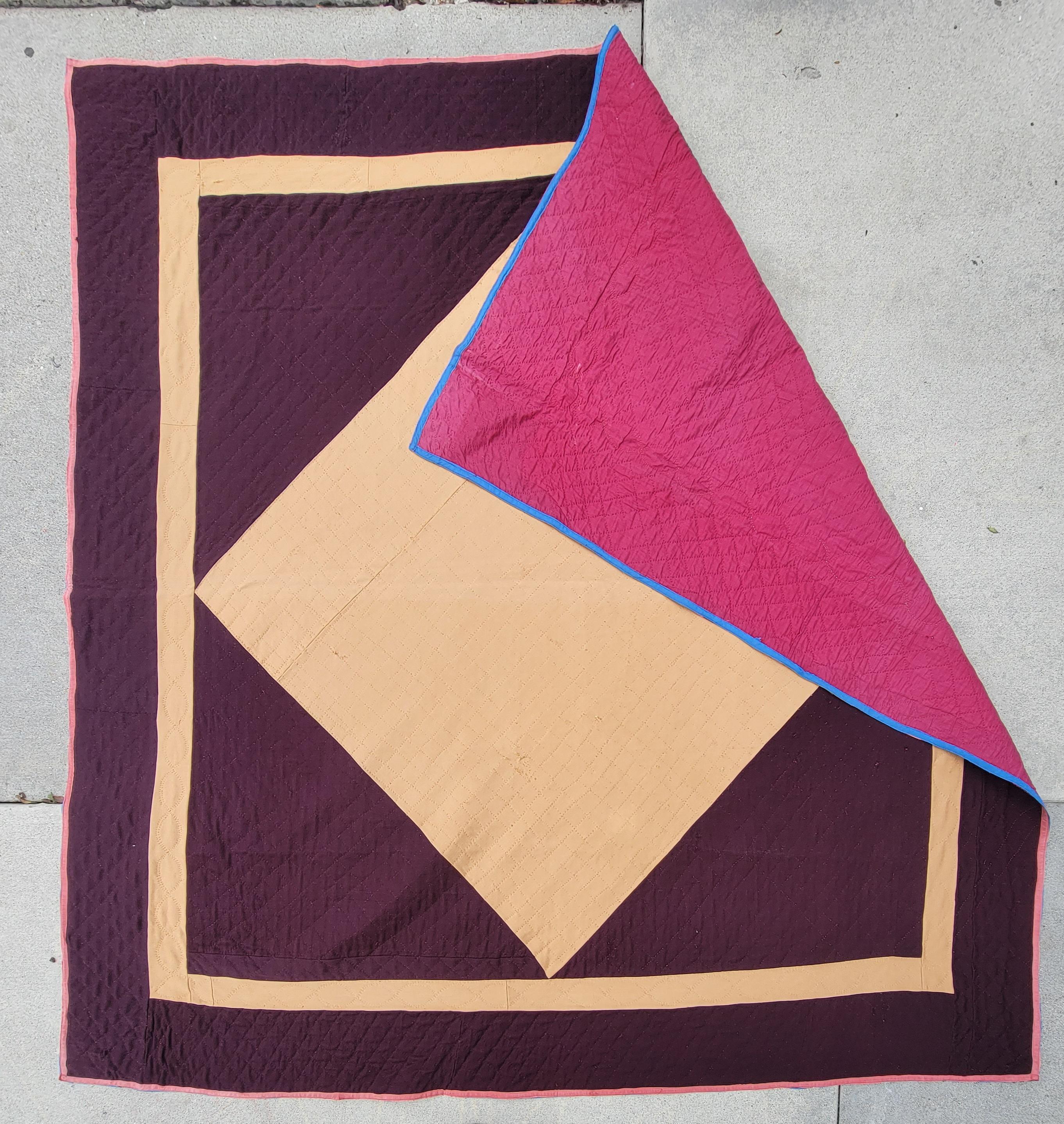 Diamante di lana degli anni '30 realizzato a mano in una trapunta quadrata con rari colori magenta e beige. Lo sfondo è un solido supporto rosa. Questa trapunta speciale è un reperto raro. I colori scelti sono raramente utilizzati per i diamanti. 