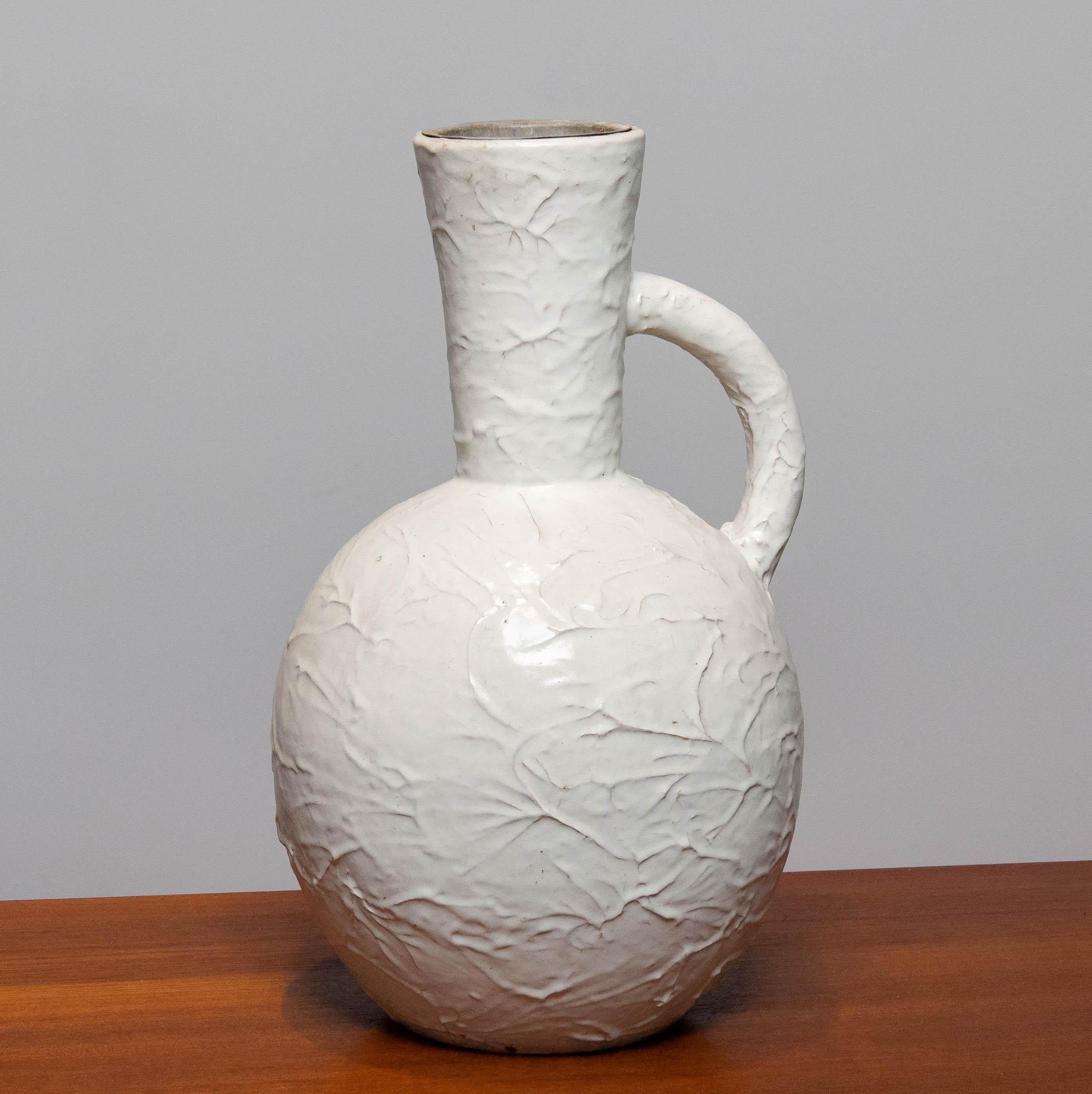Precioso y rarísimo jarrón de barro esmaltado esculpido por John Andersson y Alfred Johansson para Höganäs Keramik Suecia, en muy buen estado. Un detalle poco frecuente es que el jarrón sigue casado con su jarrón interior de zinc, que aún está