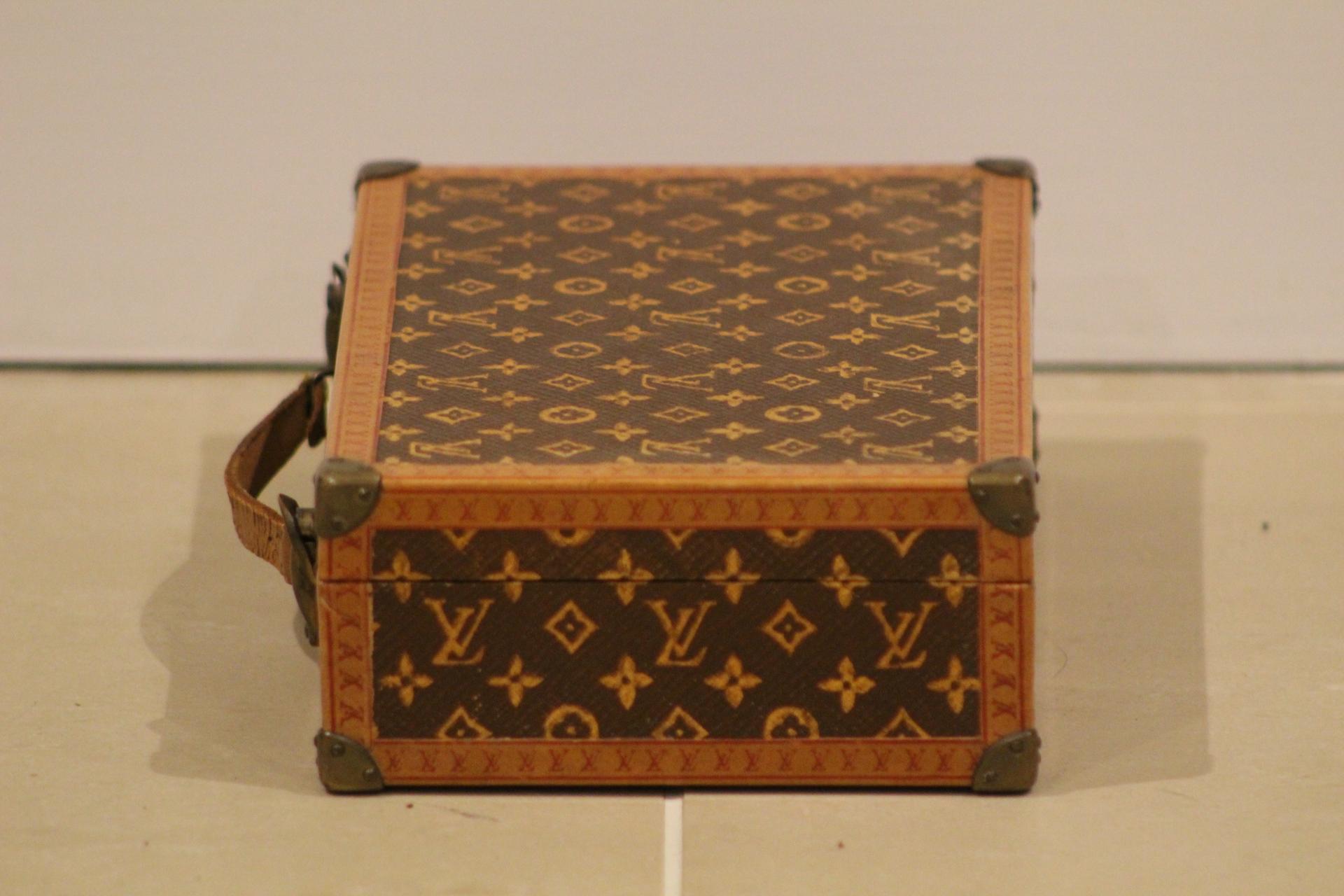 1930s Anique Louis Vuitton Miniature Trunk In Good Condition For Sale In London, GB