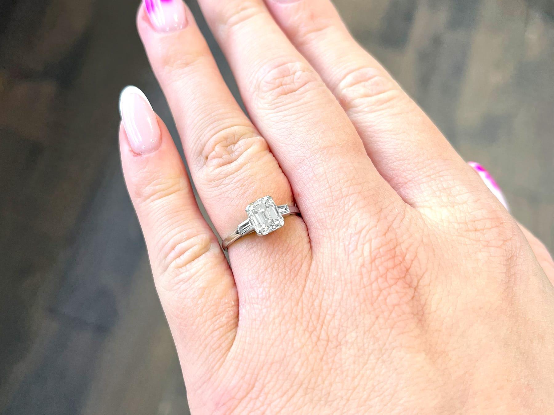 Un asombroso, fino e impresionante anillo solitario de diamantes antiguo de 1,11 quilates (total) en platino; forma parte de nuestras colecciones de anillos de compromiso antiguos.

Este asombroso, fino e impresionante anillo solitario de diamante