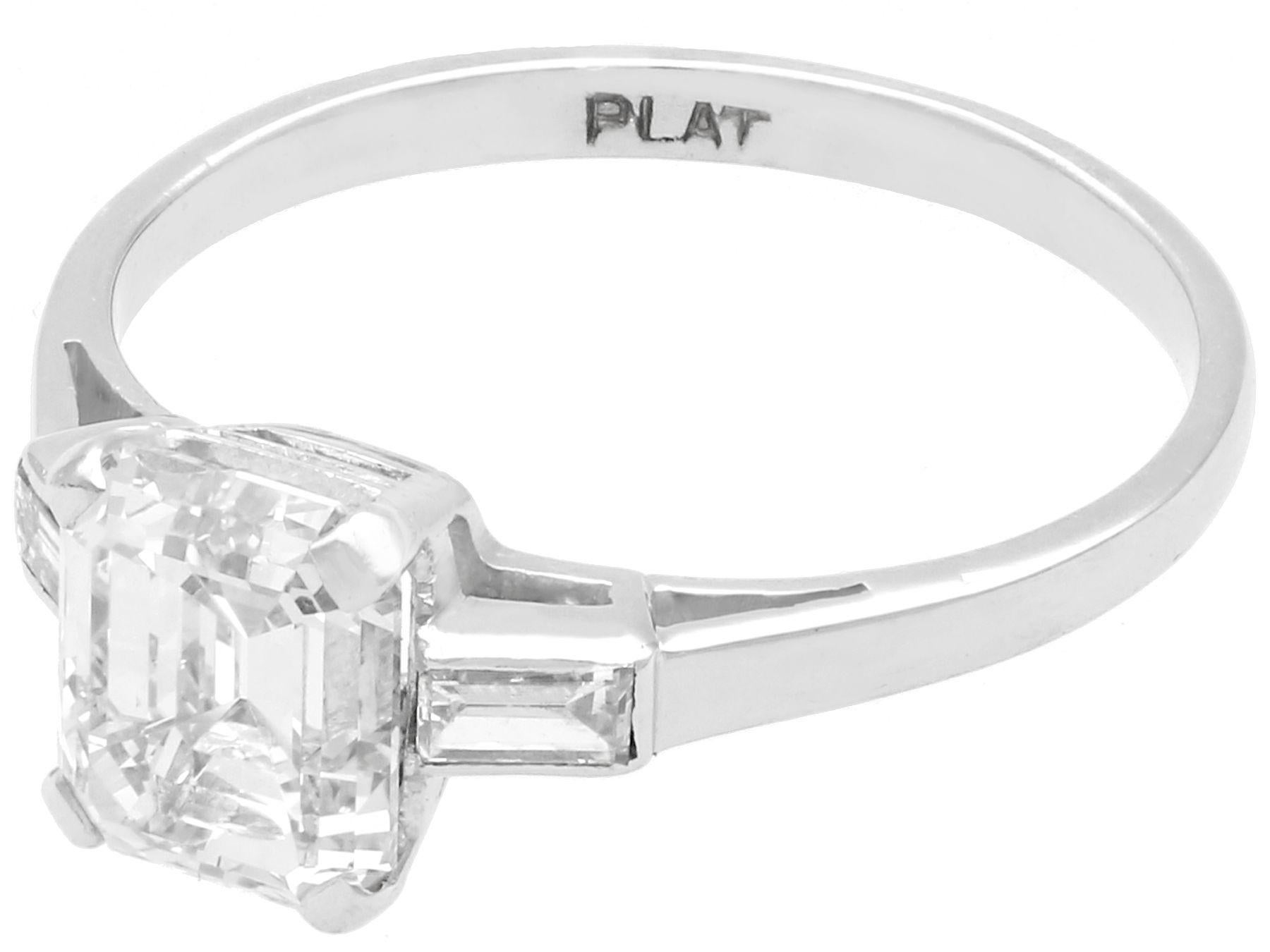 1930 Antiguo anillo solitario de platino y diamante talla esmeralda de 1,11 quilates en venta 1