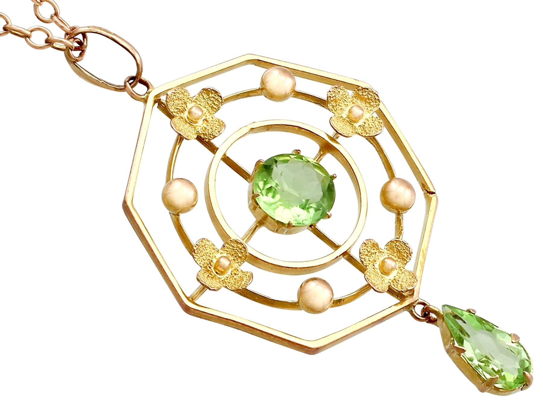 Pear Cut 1930s 1.15 Carat Peridot and Yellow Gold Pendant For Sale