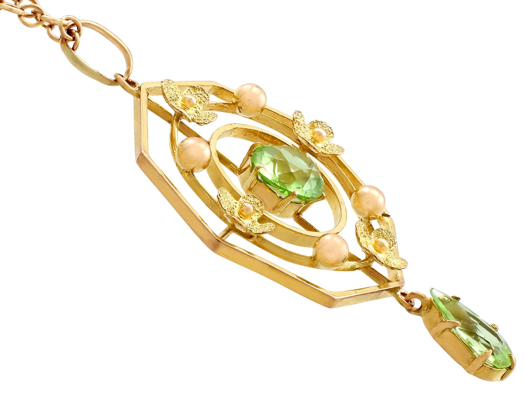 1930s 1.15 Carat Peridot and Yellow Gold Pendant In Excellent Condition For Sale In Jesmond, Newcastle Upon Tyne