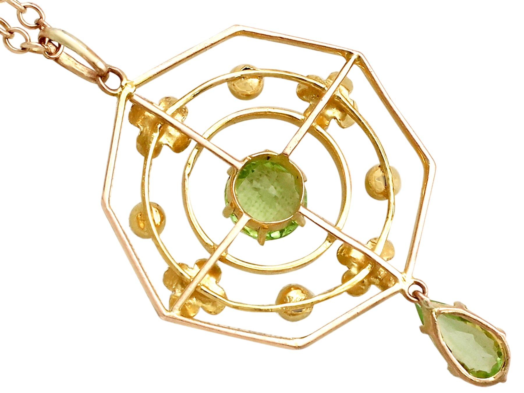 Women's or Men's 1930s 1.15 Carat Peridot and Yellow Gold Pendant For Sale