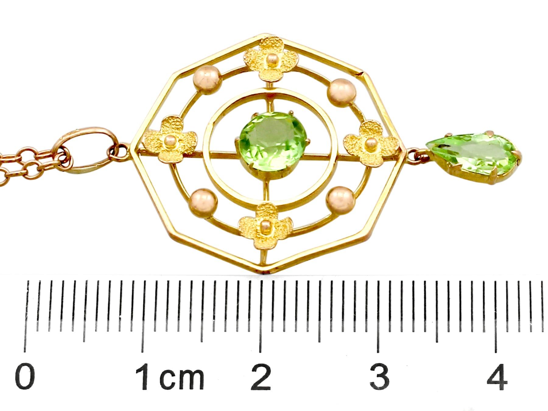 1930s 1.15 Carat Peridot and Yellow Gold Pendant For Sale 1