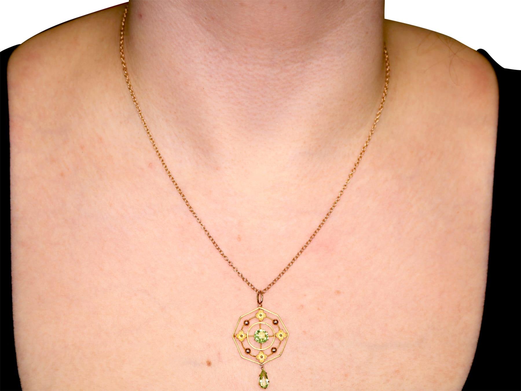 1930s 1.15 Carat Peridot and Yellow Gold Pendant For Sale 2