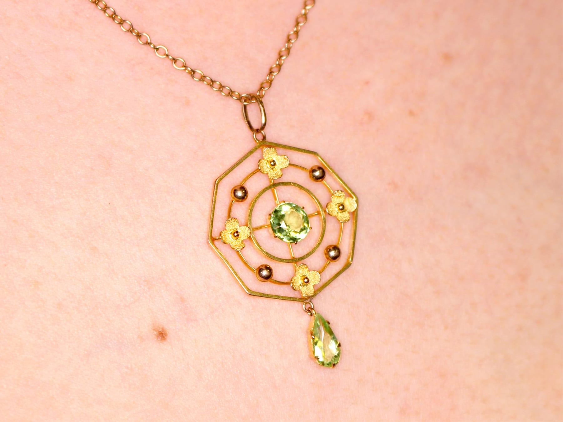 1930s 1.15 Carat Peridot and Yellow Gold Pendant For Sale 3