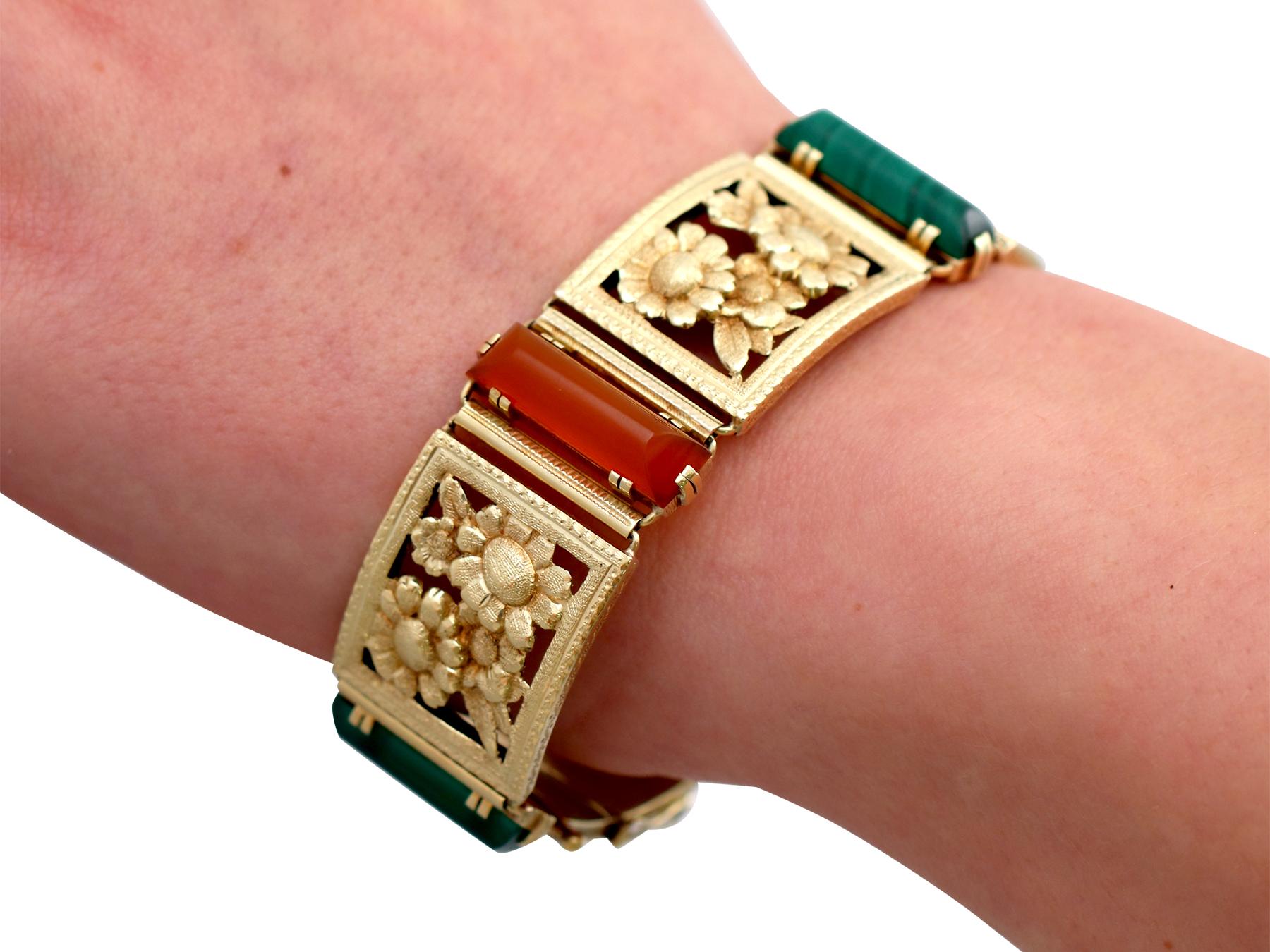 1930s, Antique 12.80 Carat Agate and 4.23 Carat Malachite Yellow Gold Bracelet For Sale 5