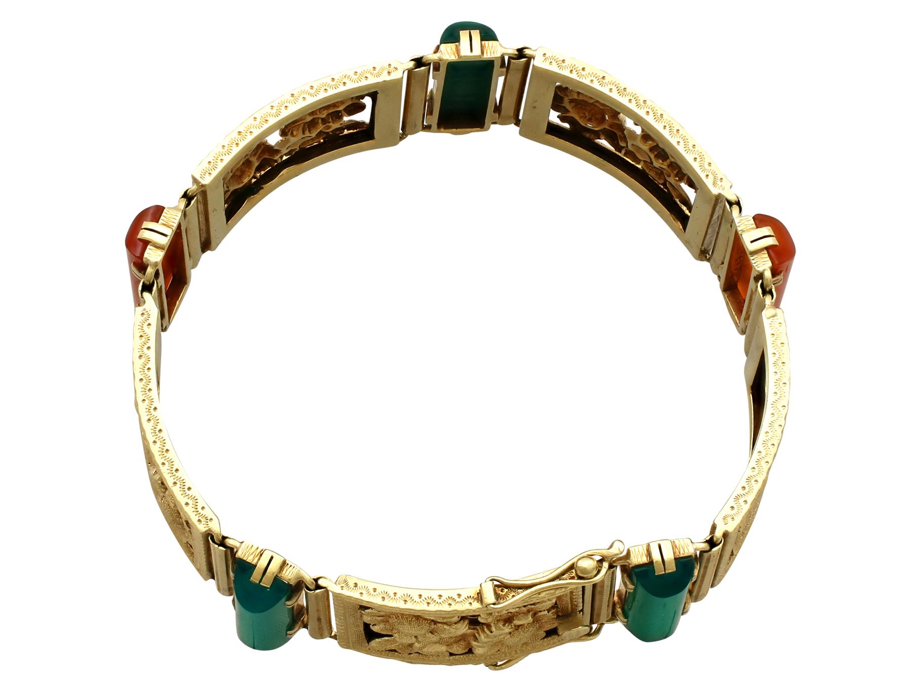 A stunning antique 1930s 12.80 carat stained agate and 4.23 carat malachite, 14 karat yellow gold bracelet; part of our diverse antique jewelry and estate jewelry collections.

This stunning, fine and impressive antique gemstone bracelet has been