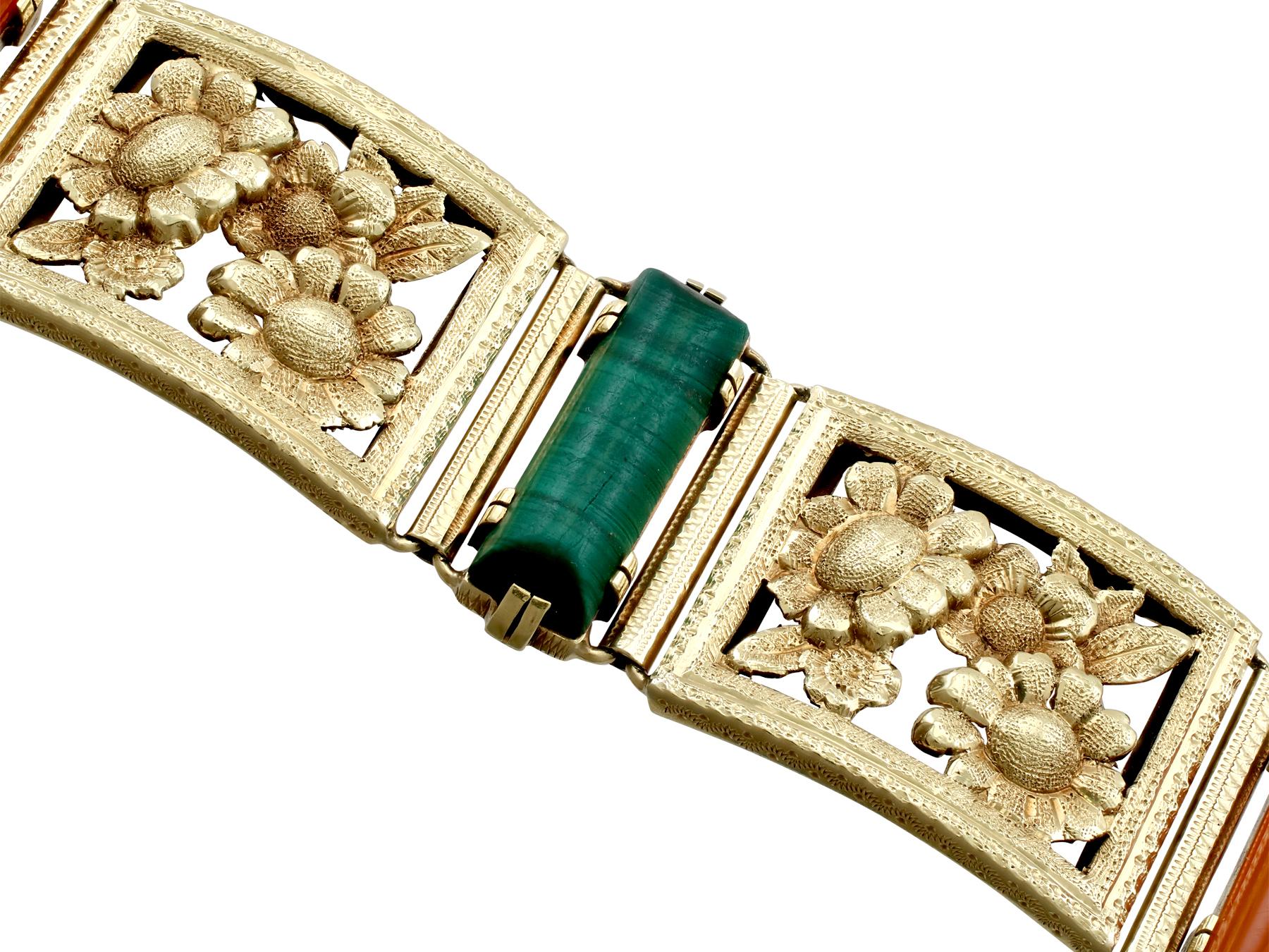 1930s, Antique 12.80 Carat Agate and 4.23 Carat Malachite Yellow Gold Bracelet In Excellent Condition For Sale In Jesmond, Newcastle Upon Tyne