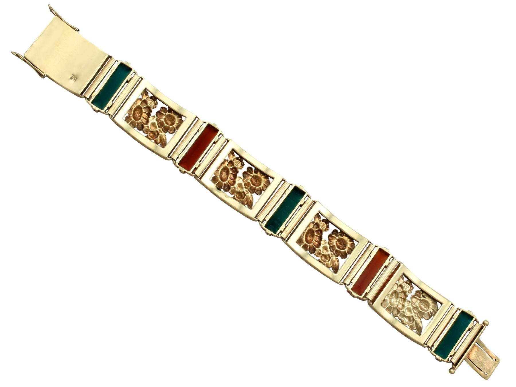 1930s, Antique 12.80 Carat Agate and 4.23 Carat Malachite Yellow Gold Bracelet For Sale 1