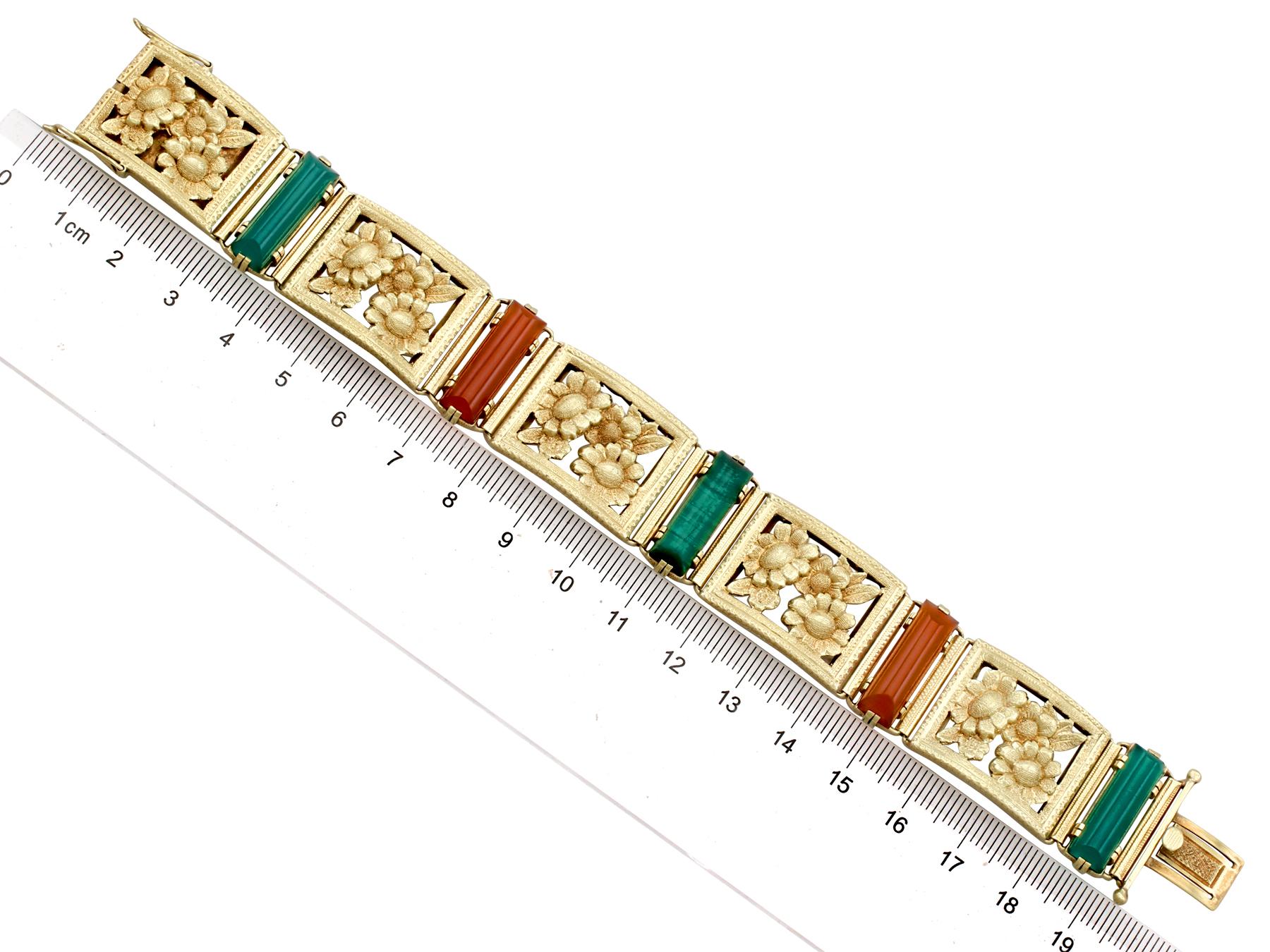 12.80ct Agate And 4.23ct Melachite 14ct Yellow Gold Bracelet For Sale 3