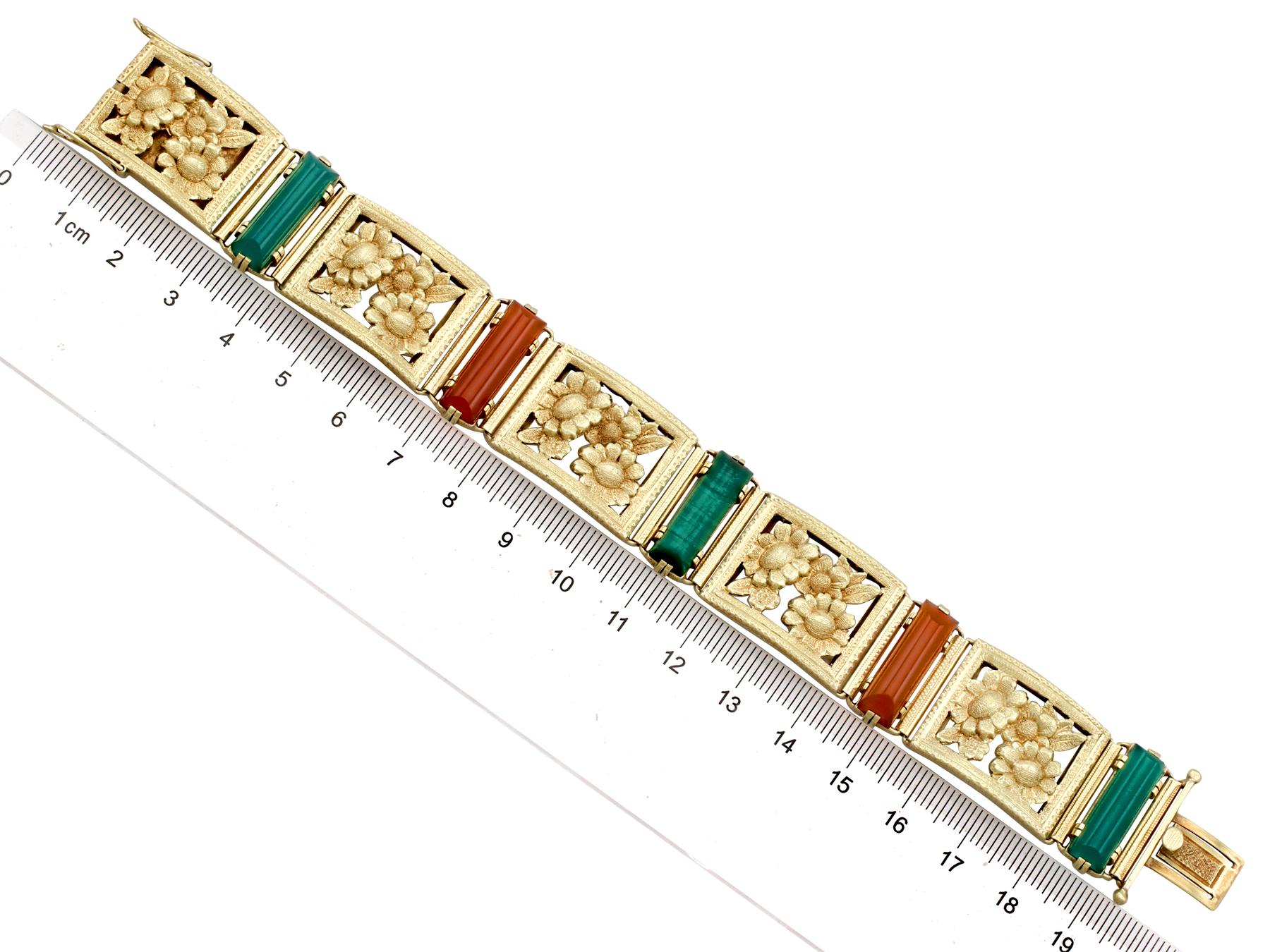 1930s, Antique 12.80 Carat Agate and 4.23 Carat Malachite Yellow Gold Bracelet For Sale 3