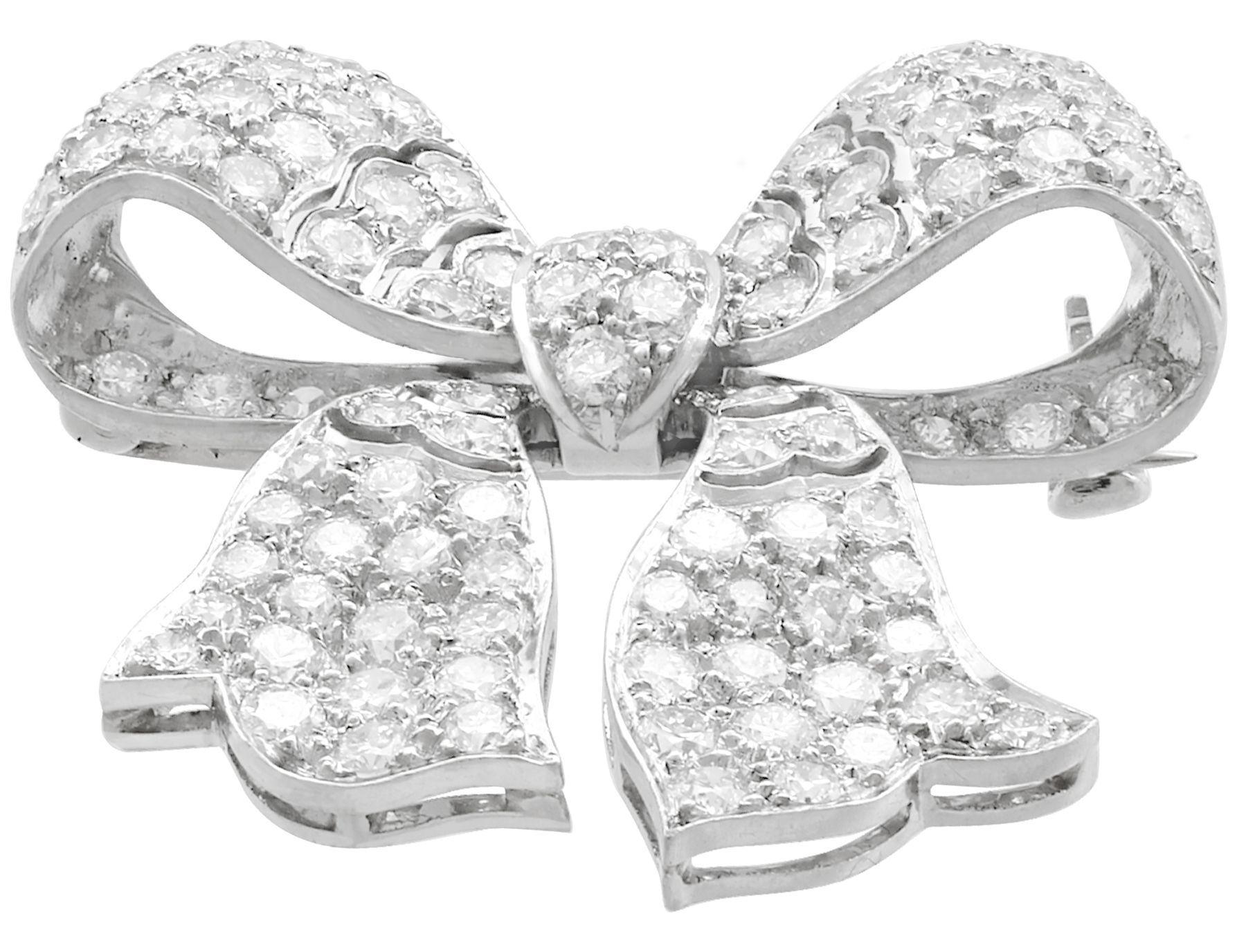 Taille ronde Broche ancienne en platine et diamants de 2,85 carats avec nœud papillon, années 1930 en vente