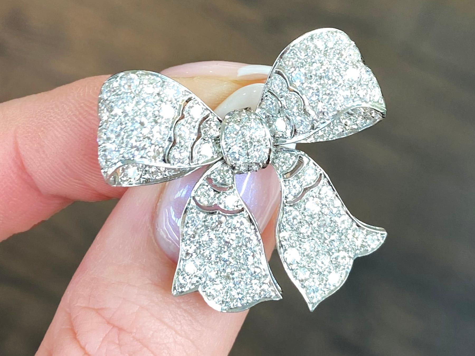 1930 Antiguo broche de lazo de platino y diamantes de 2,85 quilates Corte redondo en venta