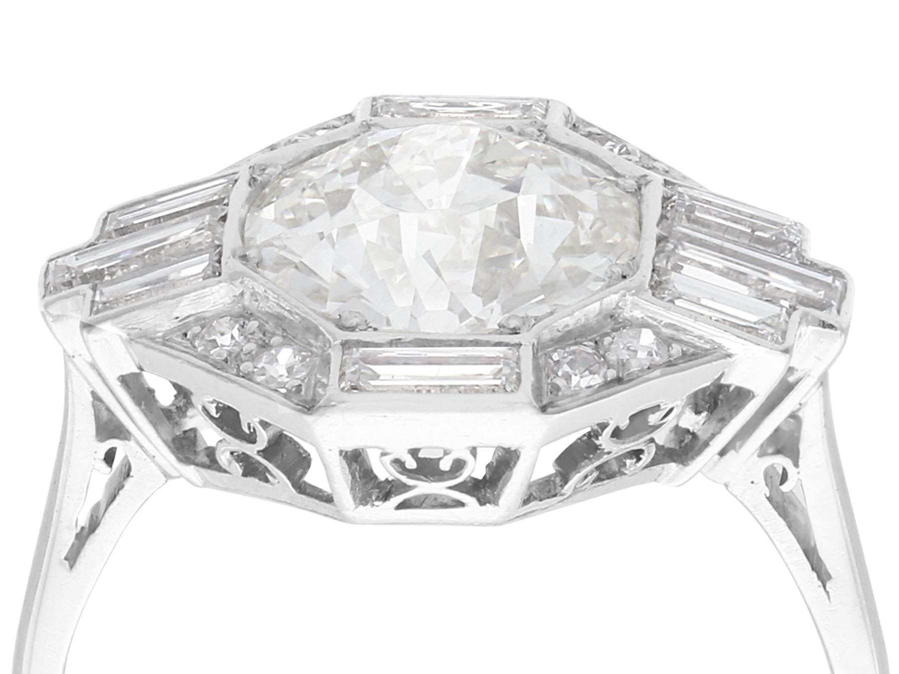 Ein atemberaubender, feiner und beeindruckender antiker 3,75 Karat Art Deco Diamantring in Platin; Teil unserer vielfältigen Schmuck- und Nachlassschmuckkollektionen.

Dieser atemberaubende antike Art-Déco-Diamantring ist aus Platin gefertigt.

Die