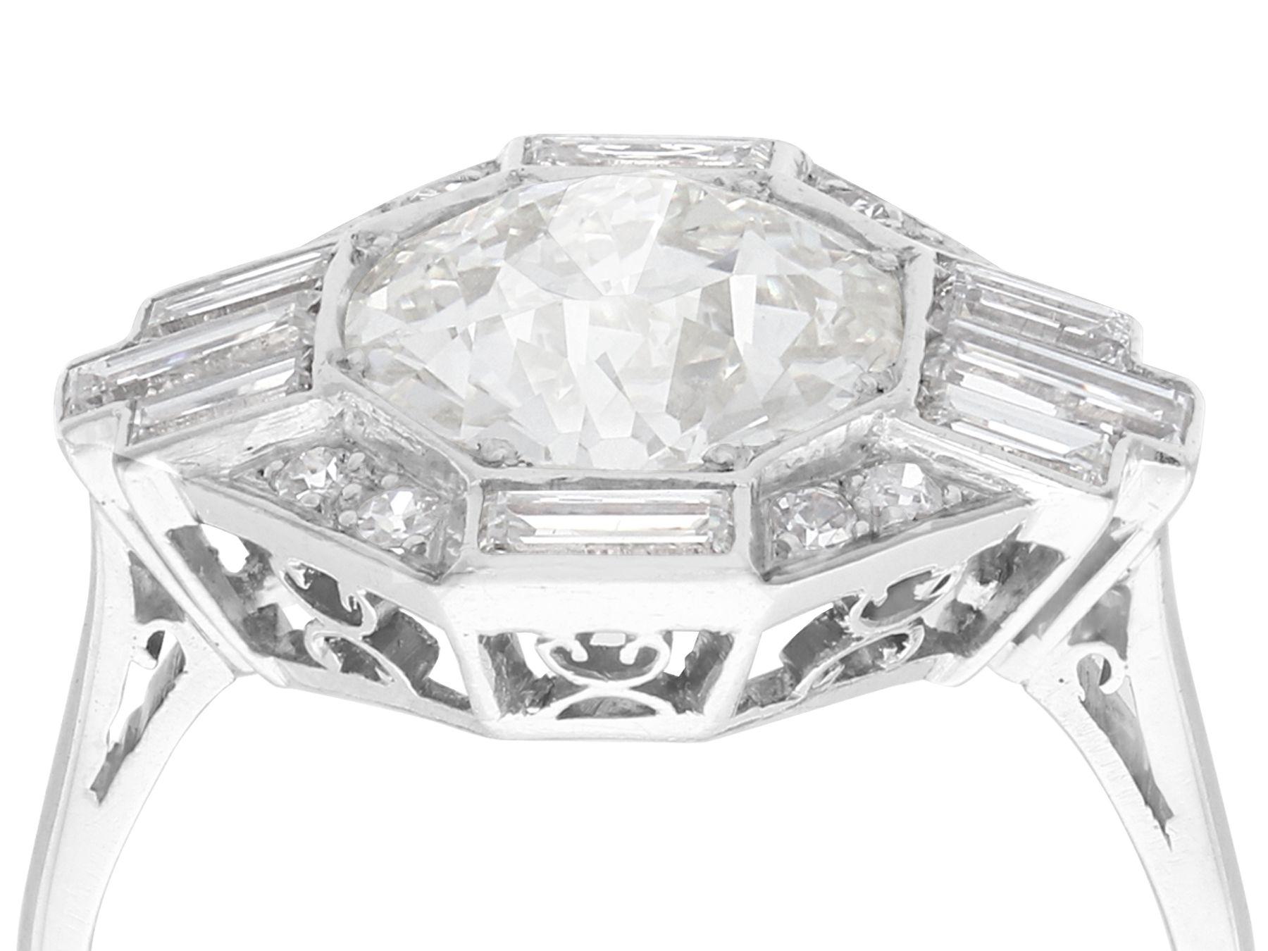 Une magnifique, fine et impressionnante bague Art Déco ancienne de 3,75 carats en platine, faisant partie de nos diverses collections de bijoux et de bijoux de succession.

Cette superbe bague Art déco en diamant a été réalisée en platine.

La