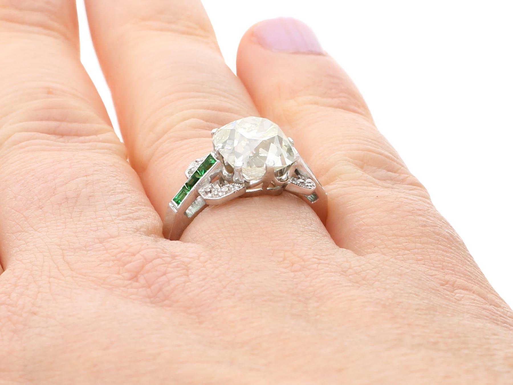Anello di fidanzamento antico del 1930 con diamante e smeraldo in oro bianco da 4,42 carati in vendita 3