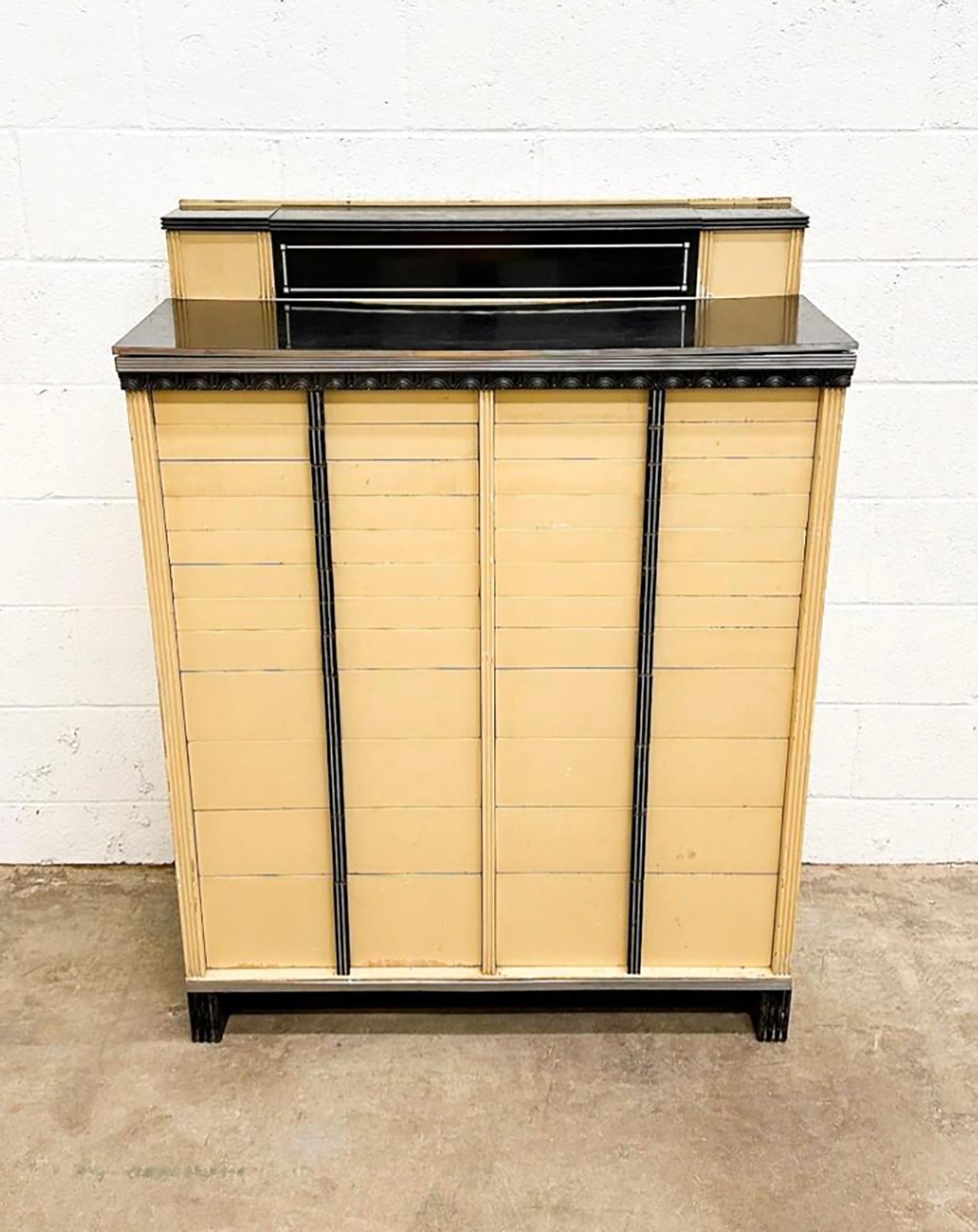 Américain Années 1920 Art Déco American Cabinet Co. Cabinet en vente