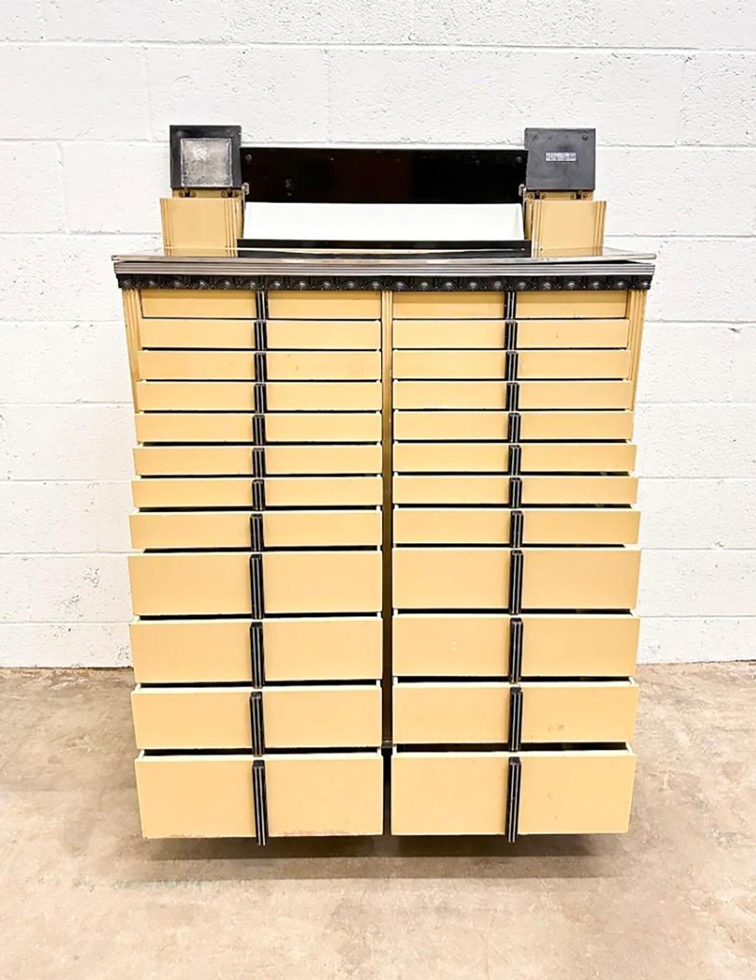 Années 1920 Art Déco American Cabinet Co. Cabinet État moyen - En vente à San Gabriel, CA