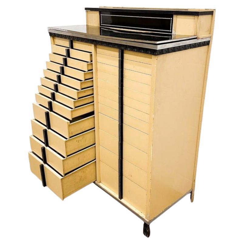 Arte Antiques Art Deco American Cabinet Company Dental Cabinet

Cabinet médical dentaire Art Déco The American Cabinet Co. avec compartiment céramique supérieur verrouillable en verre de lait. L'article comporte (24) tiroirs, surface latérale