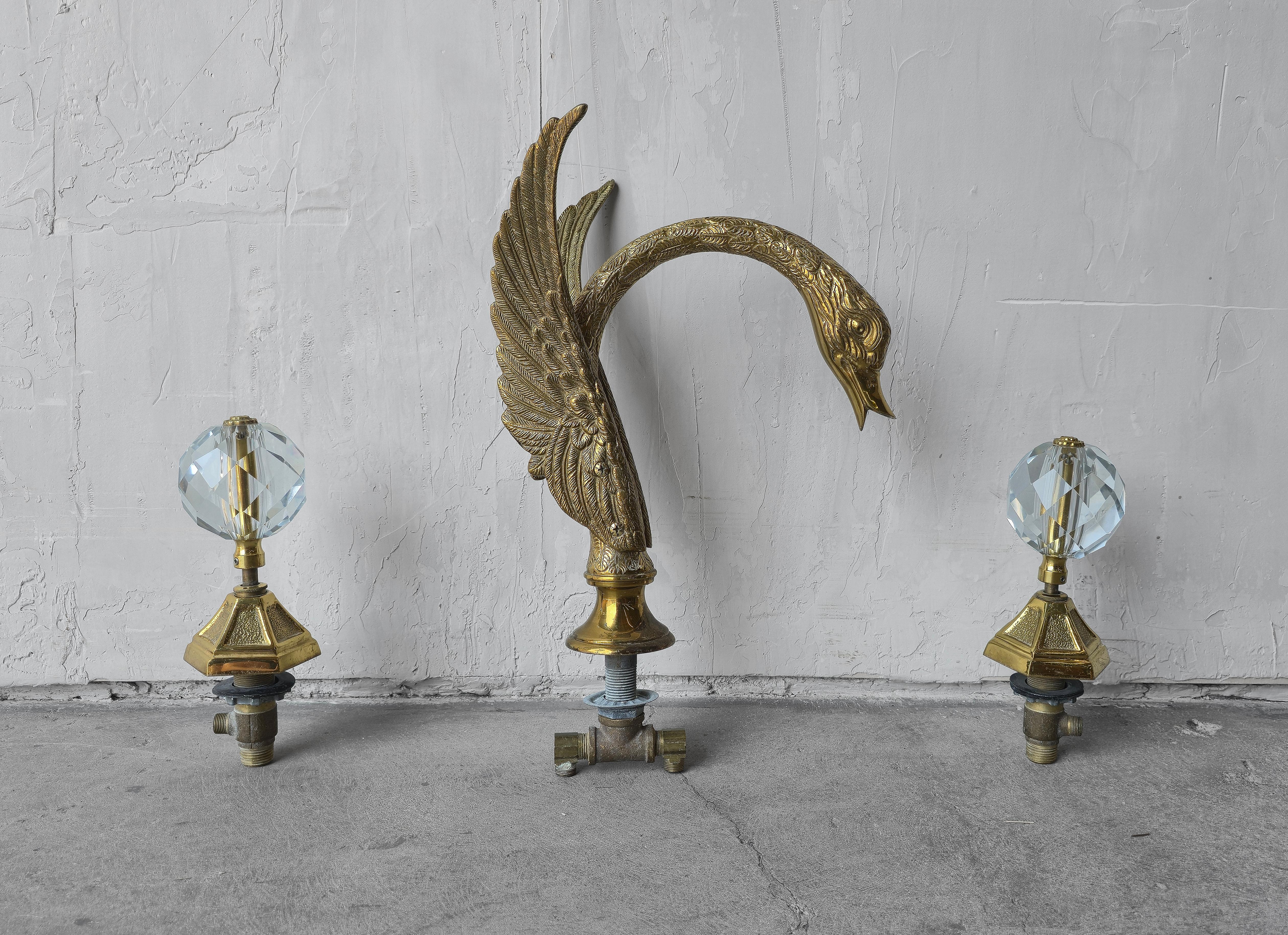 Dieses AUTHENTISCHE ANTIQUE, Messing Schwan und Kristall Leuchte Set ist UNGLAUBLICH!!!  Die auffällige, gesprächsanregende Hardware für das gut ausgestattete Badezimmer oder die Küche.  Ob auf einer Wanne oder einem Waschbecken, es würde ein