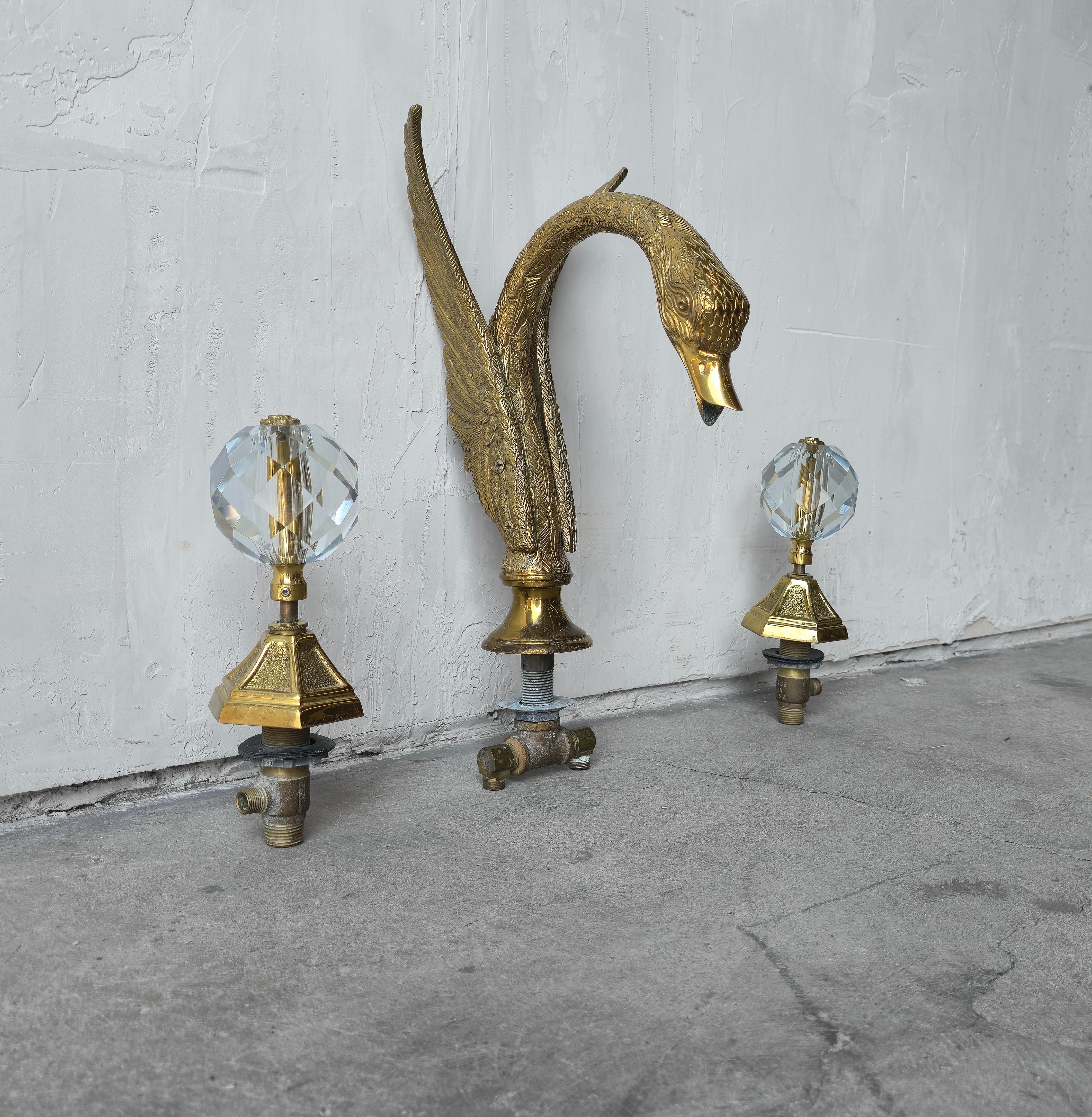 1930er Jahre Antike Messing Schwan Badewanne Auslauf und Kristall Knöpfe (Art déco) im Angebot