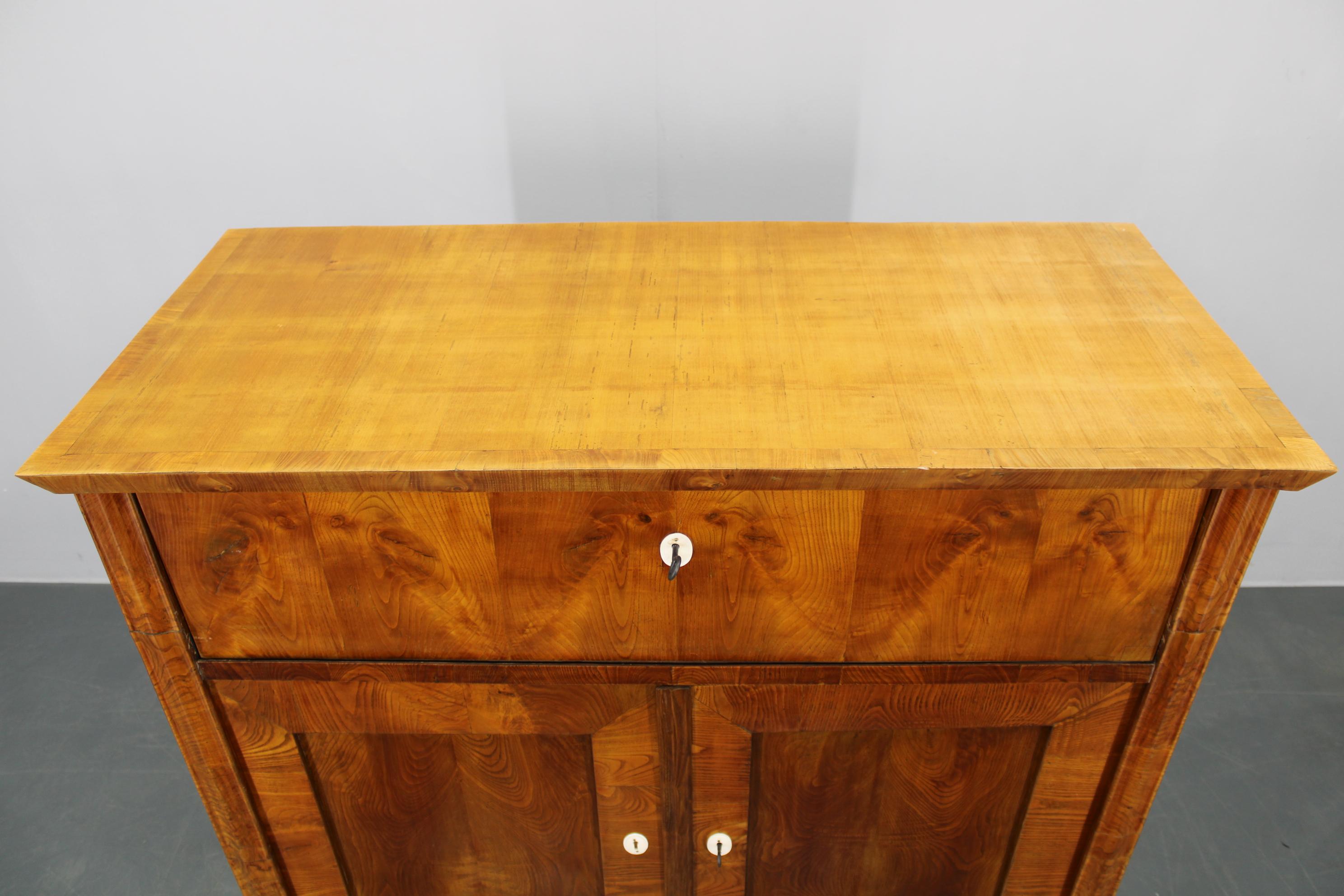 1930er Jahre Antiker Schrank mit Schreibfläche in Nussbaum, Tschechoslowakei im Angebot 3
