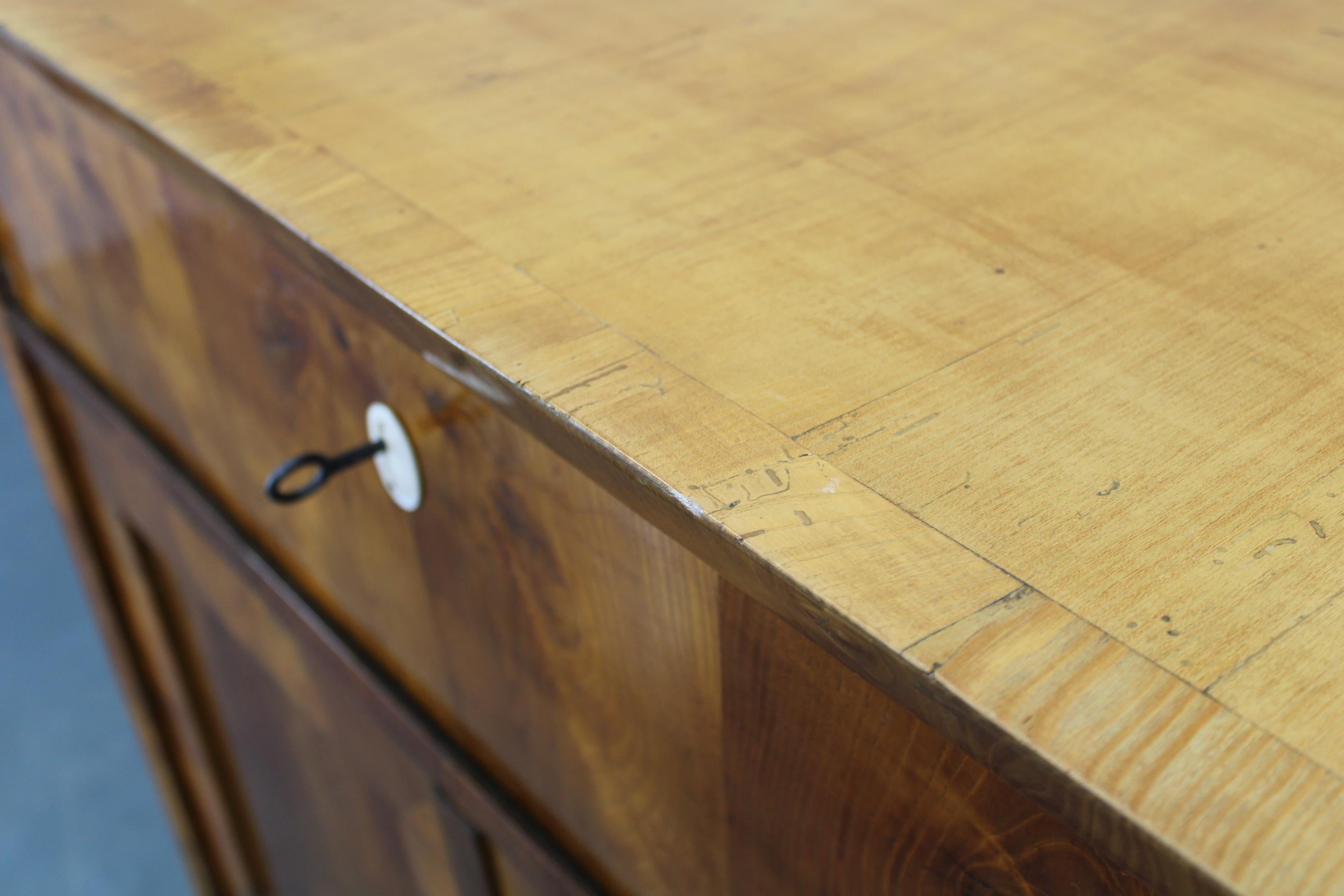1930er Jahre Antiker Schrank mit Schreibfläche in Nussbaum, Tschechoslowakei im Angebot 4
