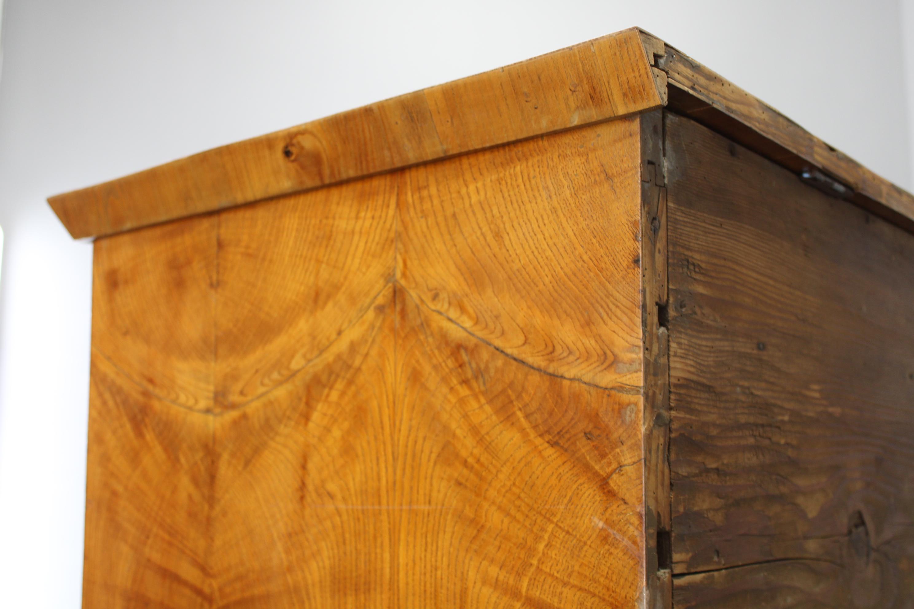 1930er Jahre Antiker Schrank mit Schreibfläche in Nussbaum, Tschechoslowakei im Angebot 5