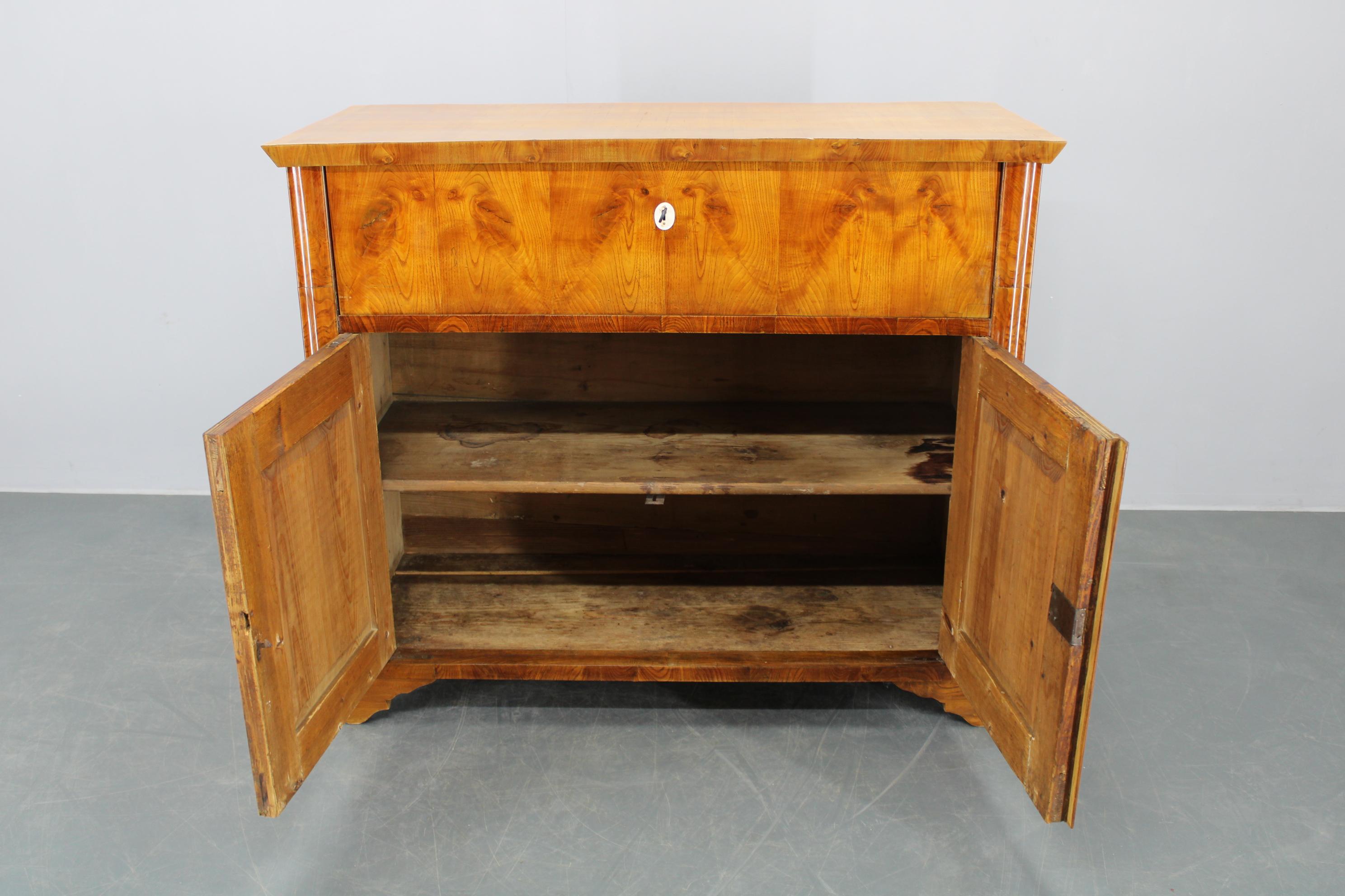 1930er Jahre Antiker Schrank mit Schreibfläche in Nussbaum, Tschechoslowakei im Angebot 6