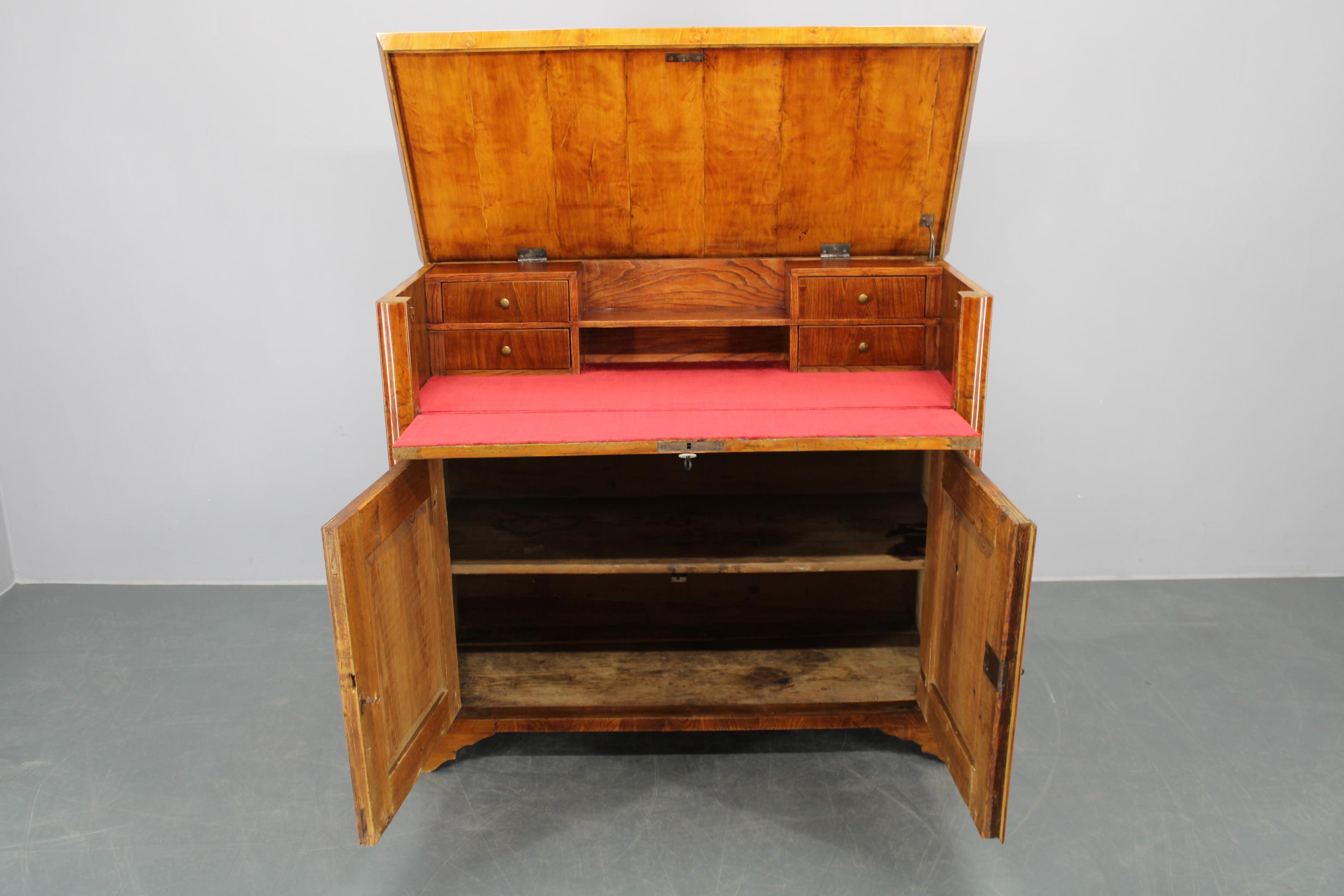 1930er Jahre Antiker Schrank mit Schreibfläche in Nussbaum, Tschechoslowakei im Angebot 7
