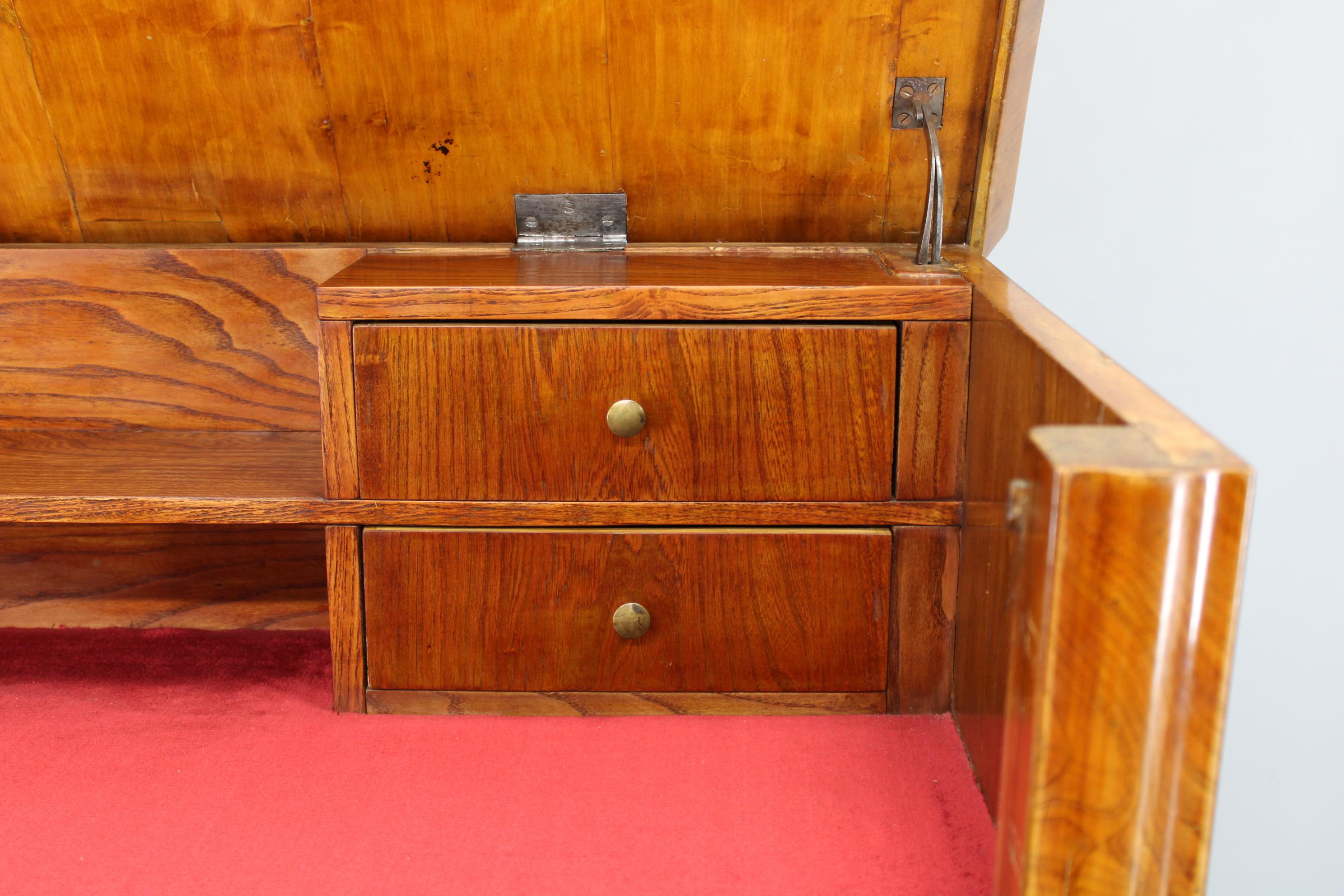 1930er Jahre Antiker Schrank mit Schreibfläche in Nussbaum, Tschechoslowakei im Angebot 11
