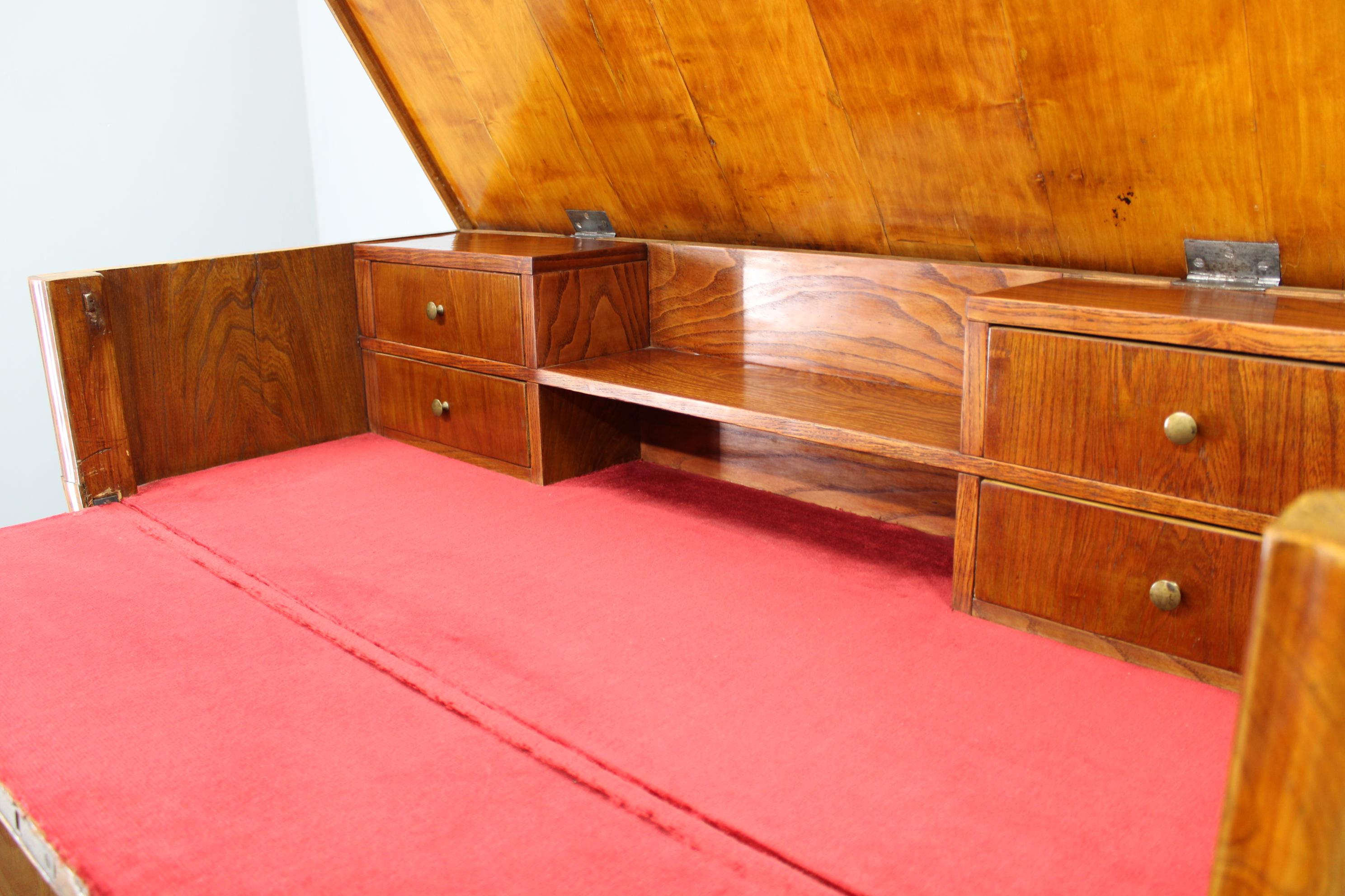 1930er Jahre Antiker Schrank mit Schreibfläche in Nussbaum, Tschechoslowakei im Angebot 12