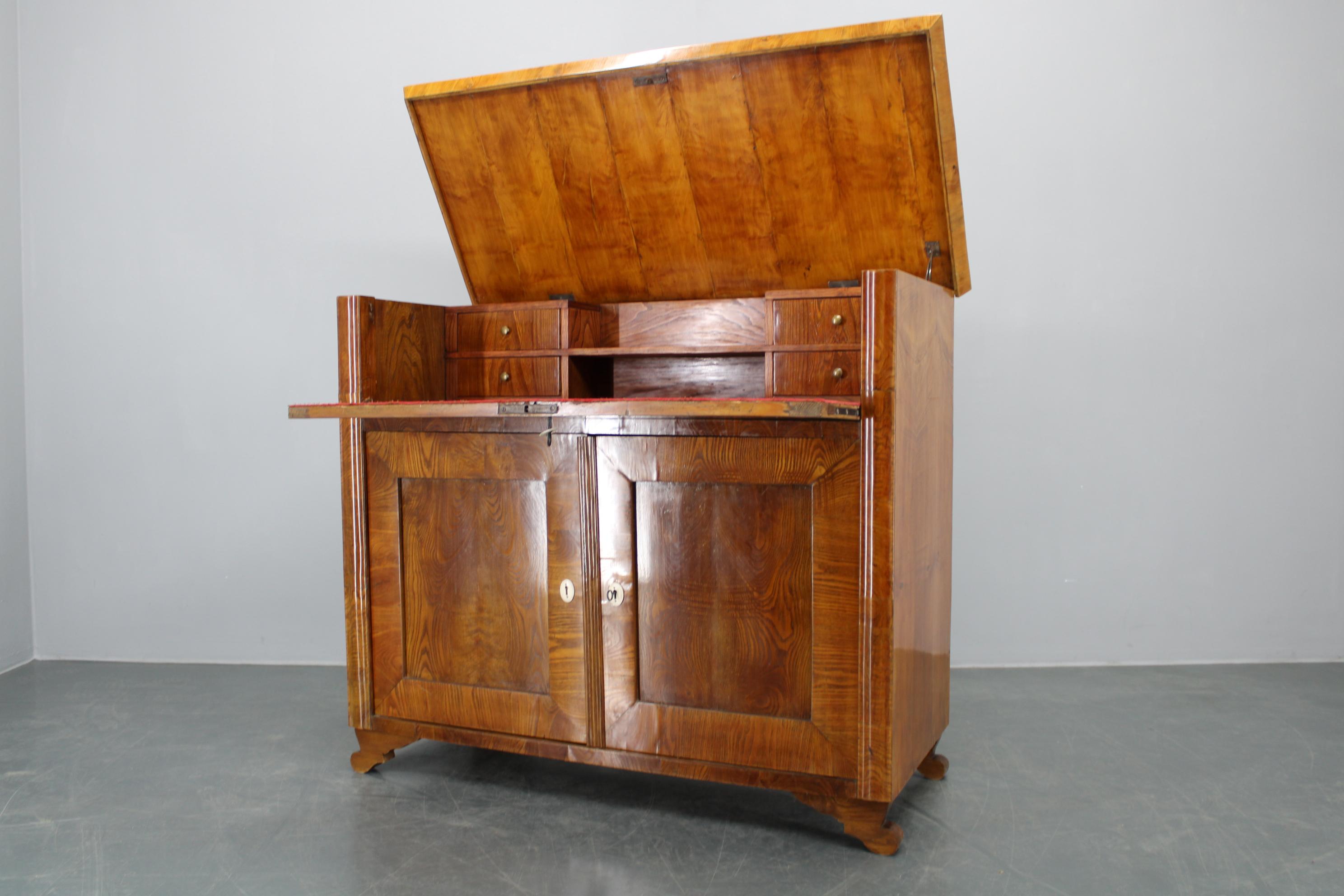 1930er Jahre Antiker Schrank mit Schreibfläche in Nussbaum, Tschechoslowakei (Moderne der Mitte des Jahrhunderts) im Angebot